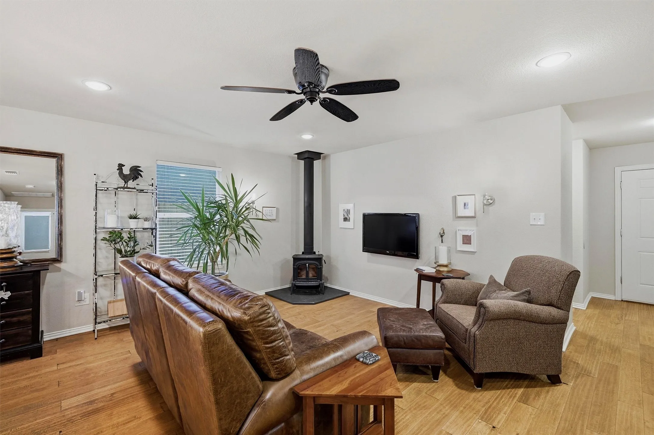 Single Family Residence For Sale in Grayson County , 5022 Mesquite Ridge Trail, Sherman, Texas 75092, 3 Bedroom, 2 Bathroom, 2 Garage spaces, 1,494 Sqft, built in 2016, mls#21395853, Real Estate Agent in Sherman, Homes For Sale in Grayson county, Homes For Sale in Sherman, Realtor in Sherman Texas, Real Estate Brokerage Independent Realty Texas, Luminita Cordes Realtor