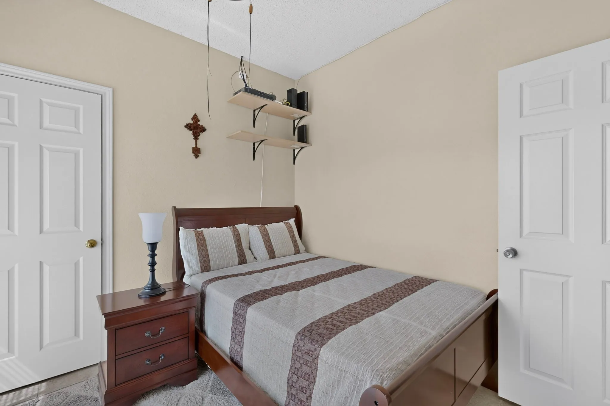 Neutral-toned walls complement the textured ceiling