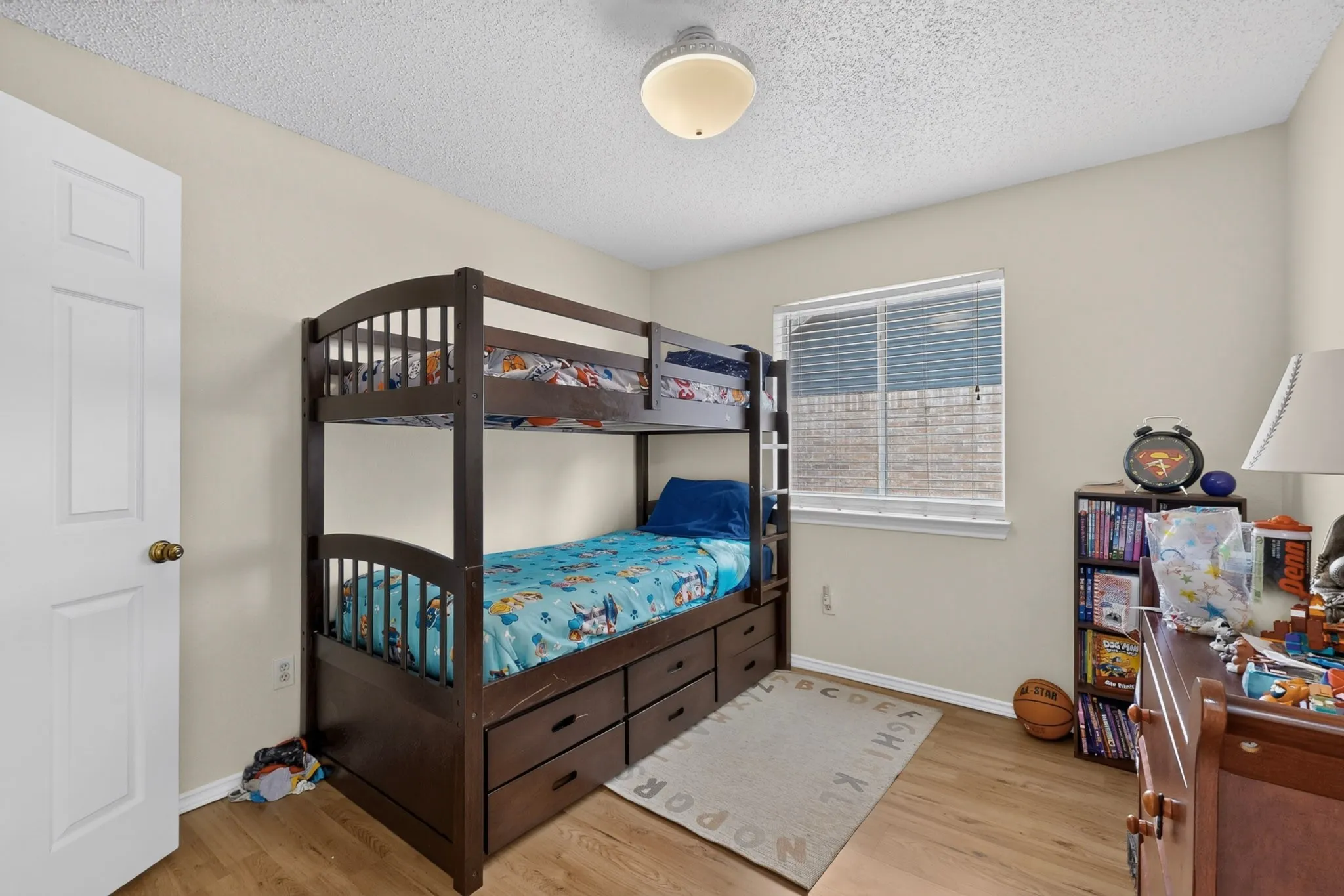Recessed window with horizontal blinds and wood-finish flooring