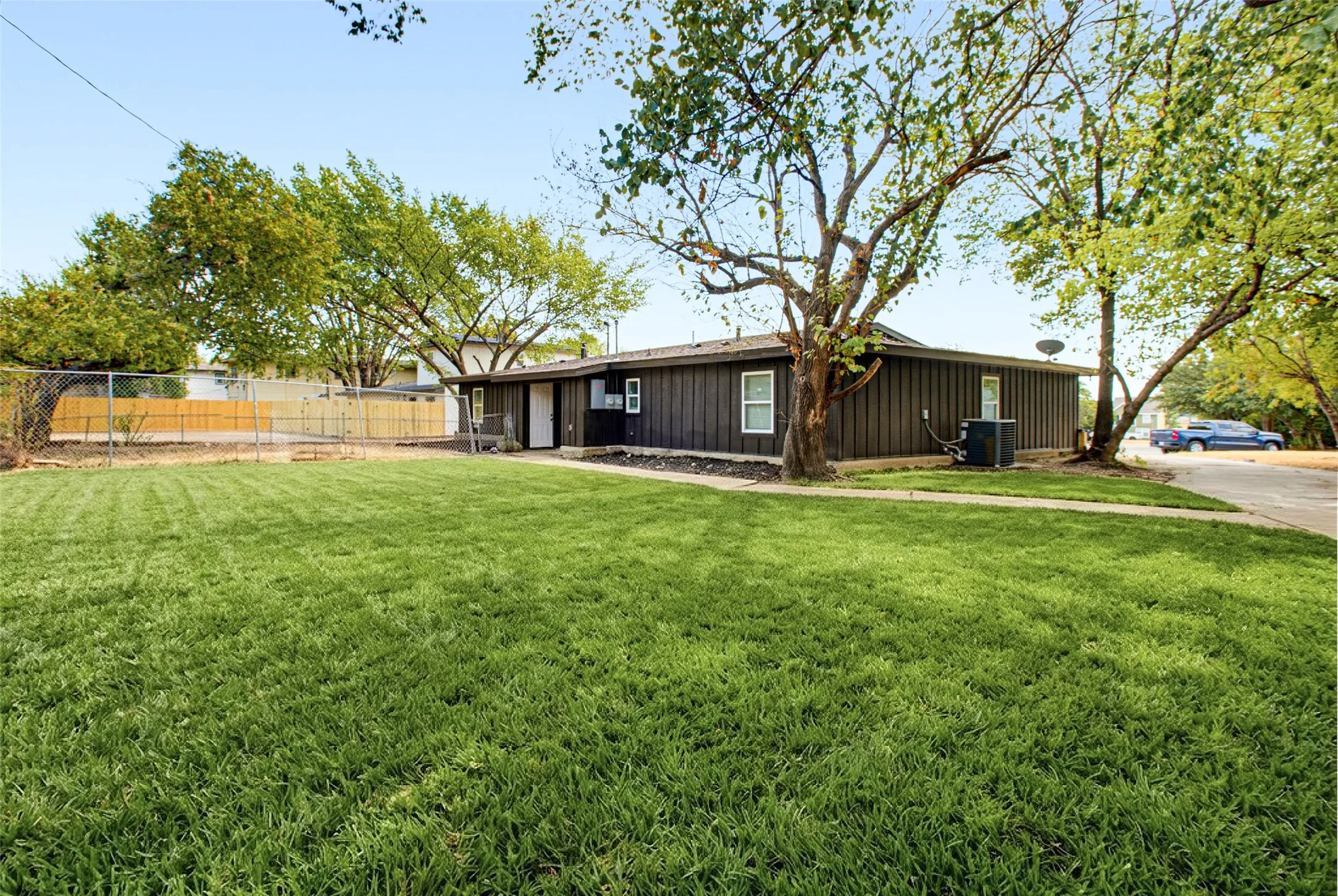 Duplex For Sale in Dallas County , 418 Dawson Circle, Grand Prairie, Texas 75051, 6 Bedroom, 4 Bathroom, 4 Garage spaces, 0 Sqft, built in 1954, mls#21390636, Real Estate Agent in Grand Prairie, Homes For Sale in Dallas county, Homes For Sale in Grand Prairie, Realtor in Grand Prairie Texas, Real Estate Brokerage Independent Realty Texas, Luminita Cordes Realtor
