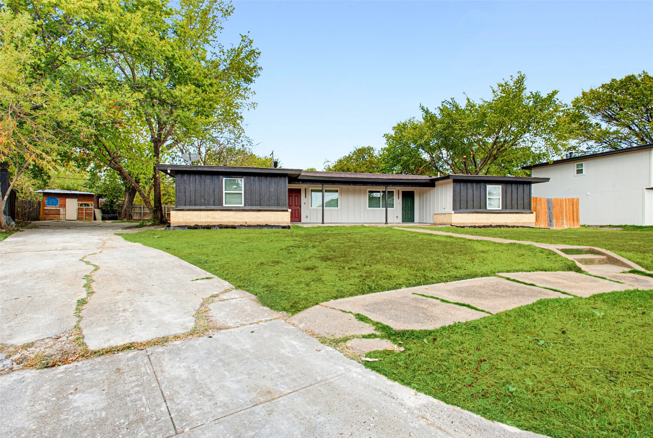 Duplex For Sale in Dallas County , 418 Dawson Circle, Grand Prairie, Texas 75051, 6 Bedroom, 4 Bathroom, 4 Garage spaces, 0 Sqft, built in 1954, mls#21390636, Real Estate Agent in Grand Prairie, Homes For Sale in Dallas county, Homes For Sale in Grand Prairie, Realtor in Grand Prairie Texas, Real Estate Brokerage Independent Realty Texas, Luminita Cordes Realtor