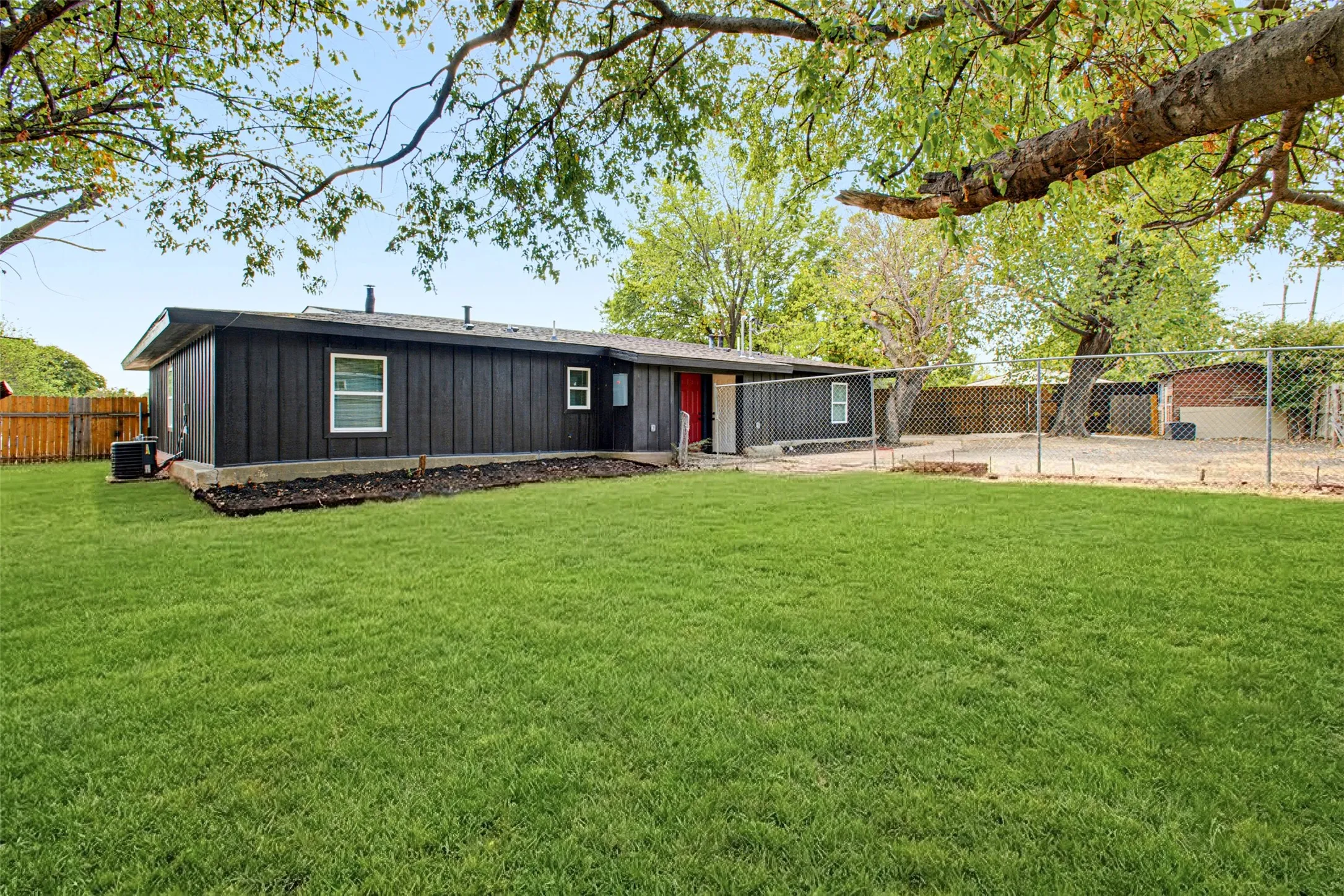 Duplex For Sale in Dallas County , 418 Dawson Circle, Grand Prairie, Texas 75051, 6 Bedroom, 4 Bathroom, 4 Garage spaces, 0 Sqft, built in 1954, mls#21390636, Real Estate Agent in Grand Prairie, Homes For Sale in Dallas county, Homes For Sale in Grand Prairie, Realtor in Grand Prairie Texas, Real Estate Brokerage Independent Realty Texas, Luminita Cordes Realtor