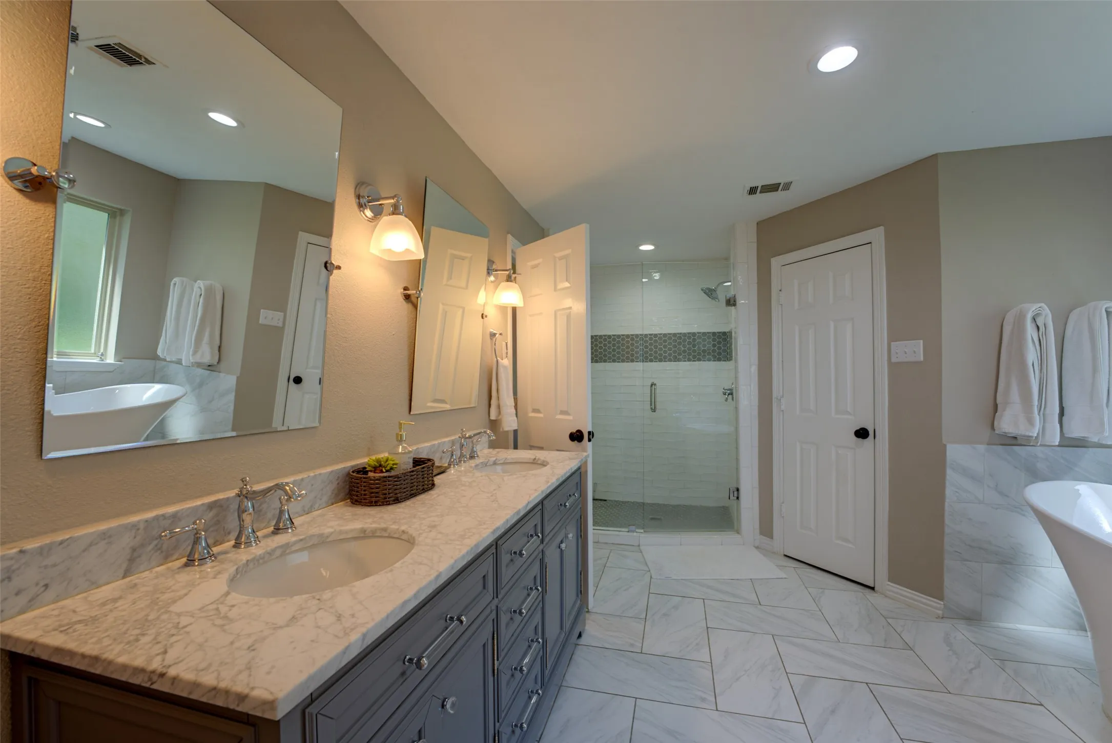 Single Family Residence For Sale in Henderson County , 103 Imperial Drive, Mabank, Texas 75156, 4 Bedroom, 3 Bathroom, 2 Garage spaces, 2,534 Sqft, built in 1994, mls#21393234, Real Estate Agent in Mabank, Homes For Sale in Henderson county, Homes For Sale in Mabank, Realtor in Mabank Texas, Real Estate Brokerage Independent Realty Texas, Luminita Cordes Realtor