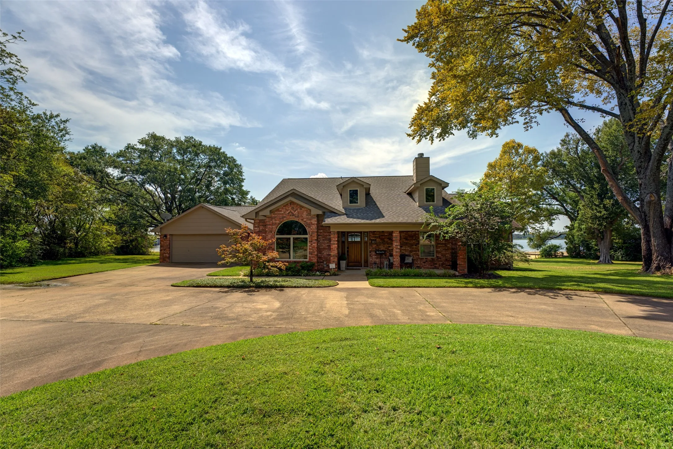 Single Family Residence For Sale in Henderson County , 103 Imperial Drive, Mabank, Texas 75156, 4 Bedroom, 3 Bathroom, 2 Garage spaces, 2,534 Sqft, built in 1994, mls#21393234, Real Estate Agent in Mabank, Homes For Sale in Henderson county, Homes For Sale in Mabank, Realtor in Mabank Texas, Real Estate Brokerage Independent Realty Texas, Luminita Cordes Realtor