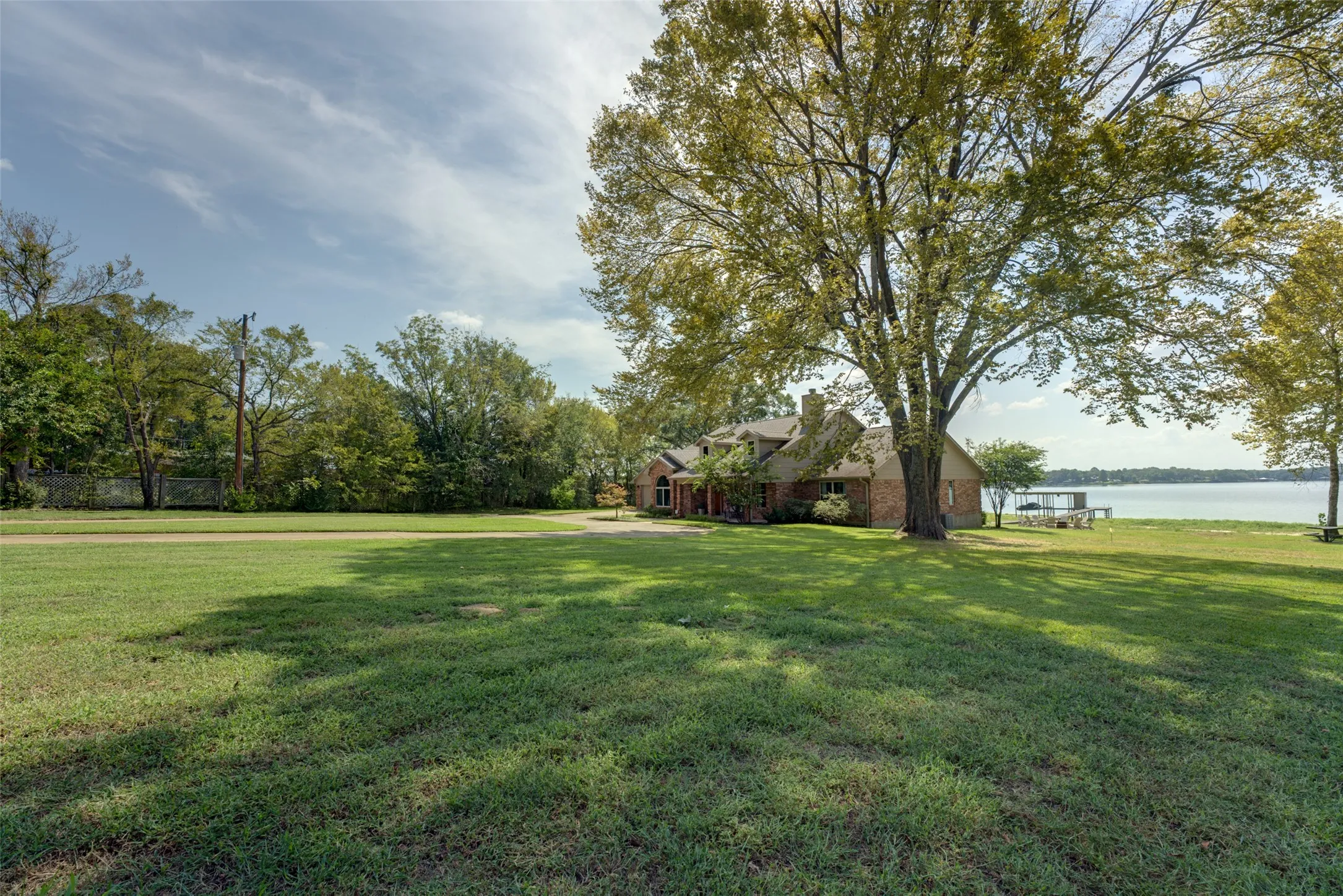 Single Family Residence For Sale in Henderson County , 103 Imperial Drive, Mabank, Texas 75156, 4 Bedroom, 3 Bathroom, 2 Garage spaces, 2,534 Sqft, built in 1994, mls#21393234, Real Estate Agent in Mabank, Homes For Sale in Henderson county, Homes For Sale in Mabank, Realtor in Mabank Texas, Real Estate Brokerage Independent Realty Texas, Luminita Cordes Realtor