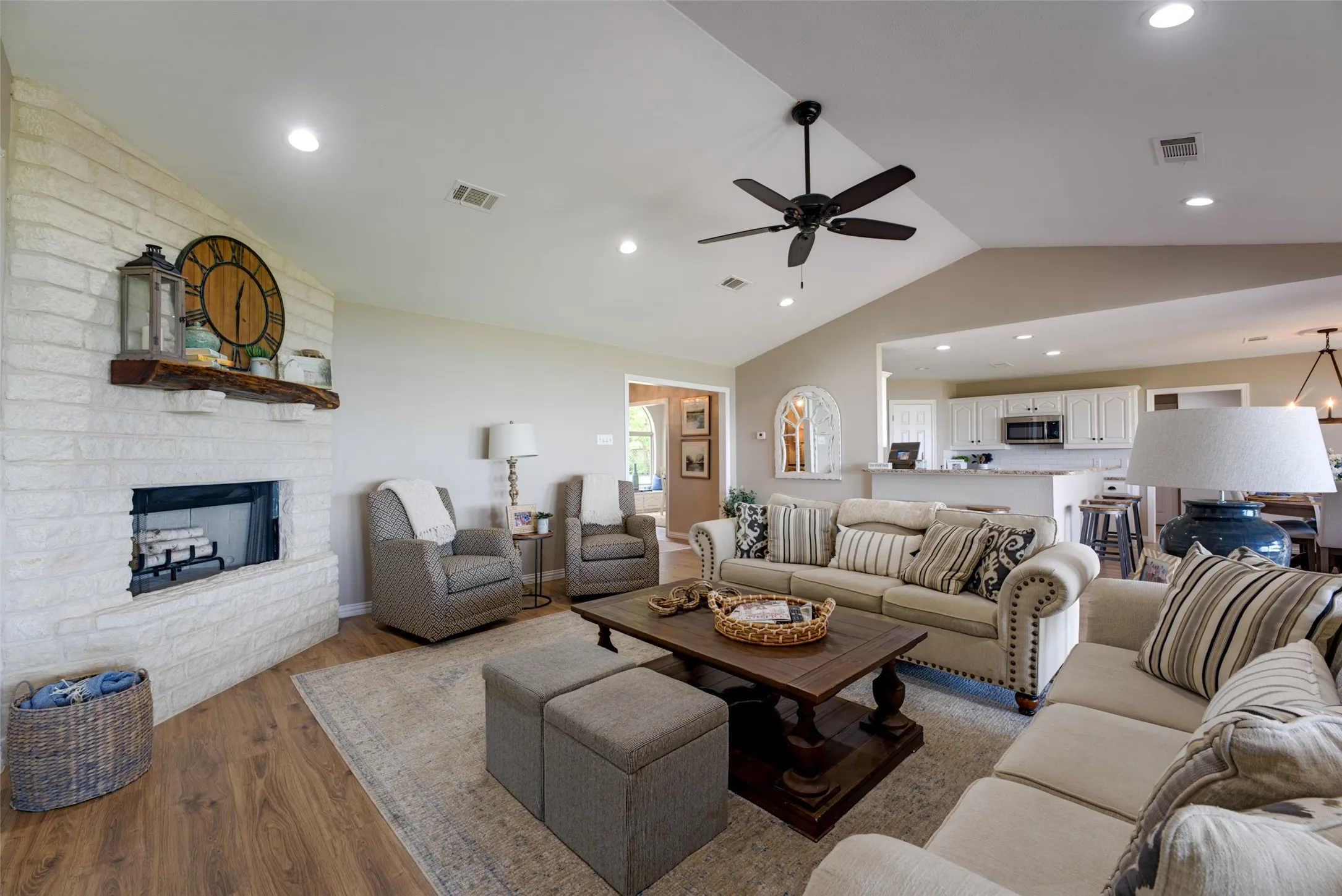 Single Family Residence For Sale in Henderson County , 103 Imperial Drive, Mabank, Texas 75156, 4 Bedroom, 3 Bathroom, 2 Garage spaces, 2,534 Sqft, built in 1994, mls#21393234, Real Estate Agent in Mabank, Homes For Sale in Henderson county, Homes For Sale in Mabank, Realtor in Mabank Texas, Real Estate Brokerage Independent Realty Texas, Luminita Cordes Realtor