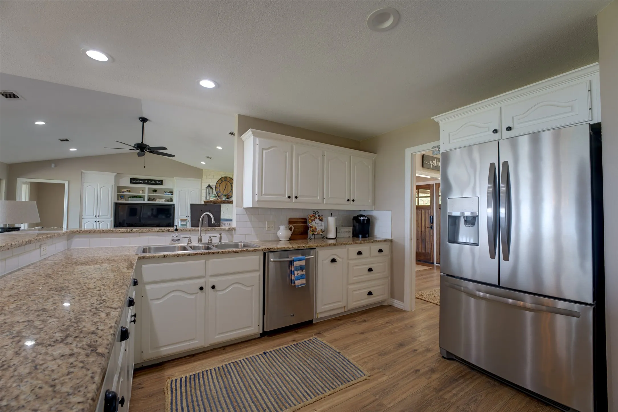Single Family Residence For Sale in Henderson County , 103 Imperial Drive, Mabank, Texas 75156, 4 Bedroom, 3 Bathroom, 2 Garage spaces, 2,534 Sqft, built in 1994, mls#21393234, Real Estate Agent in Mabank, Homes For Sale in Henderson county, Homes For Sale in Mabank, Realtor in Mabank Texas, Real Estate Brokerage Independent Realty Texas, Luminita Cordes Realtor