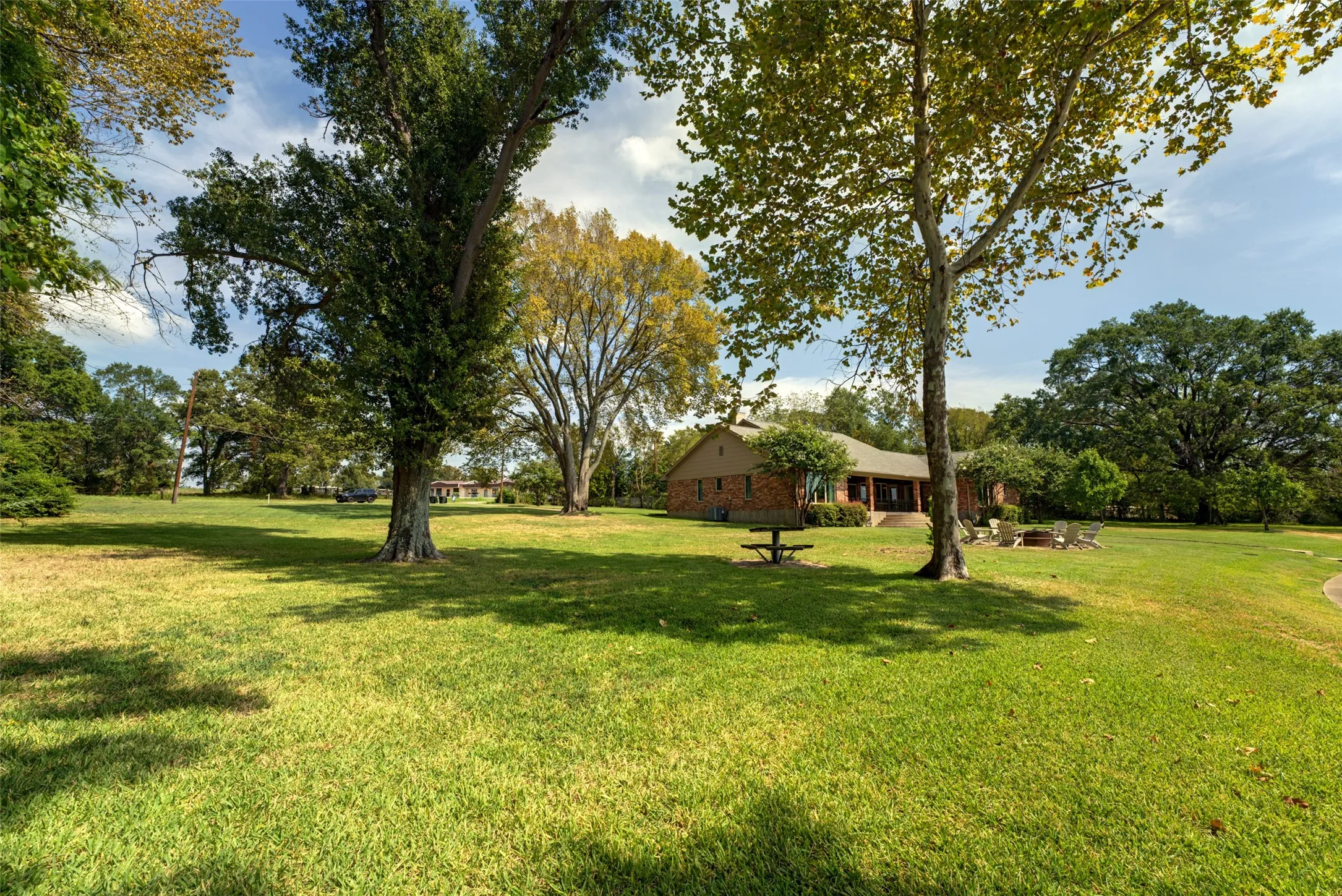 Single Family Residence For Sale in Henderson County , 103 Imperial Drive, Mabank, Texas 75156, 4 Bedroom, 3 Bathroom, 2 Garage spaces, 2,534 Sqft, built in 1994, mls#21393234, Real Estate Agent in Mabank, Homes For Sale in Henderson county, Homes For Sale in Mabank, Realtor in Mabank Texas, Real Estate Brokerage Independent Realty Texas, Luminita Cordes Realtor