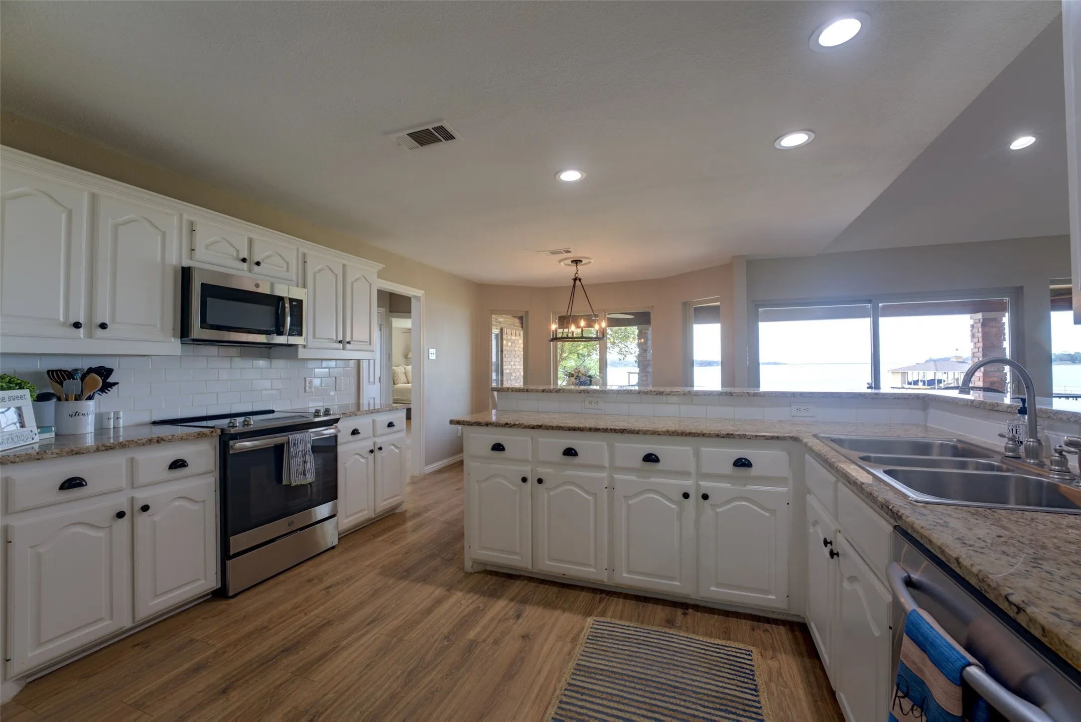 Single Family Residence For Sale in Henderson County , 103 Imperial Drive, Mabank, Texas 75156, 4 Bedroom, 3 Bathroom, 2 Garage spaces, 2,534 Sqft, built in 1994, mls#21393234, Real Estate Agent in Mabank, Homes For Sale in Henderson county, Homes For Sale in Mabank, Realtor in Mabank Texas, Real Estate Brokerage Independent Realty Texas, Luminita Cordes Realtor