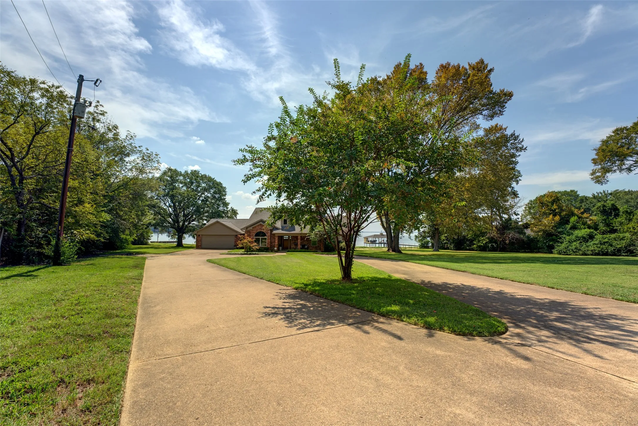 Single Family Residence For Sale in Henderson County , 103 Imperial Drive, Mabank, Texas 75156, 4 Bedroom, 3 Bathroom, 2 Garage spaces, 2,534 Sqft, built in 1994, mls#21393234, Real Estate Agent in Mabank, Homes For Sale in Henderson county, Homes For Sale in Mabank, Realtor in Mabank Texas, Real Estate Brokerage Independent Realty Texas, Luminita Cordes Realtor
