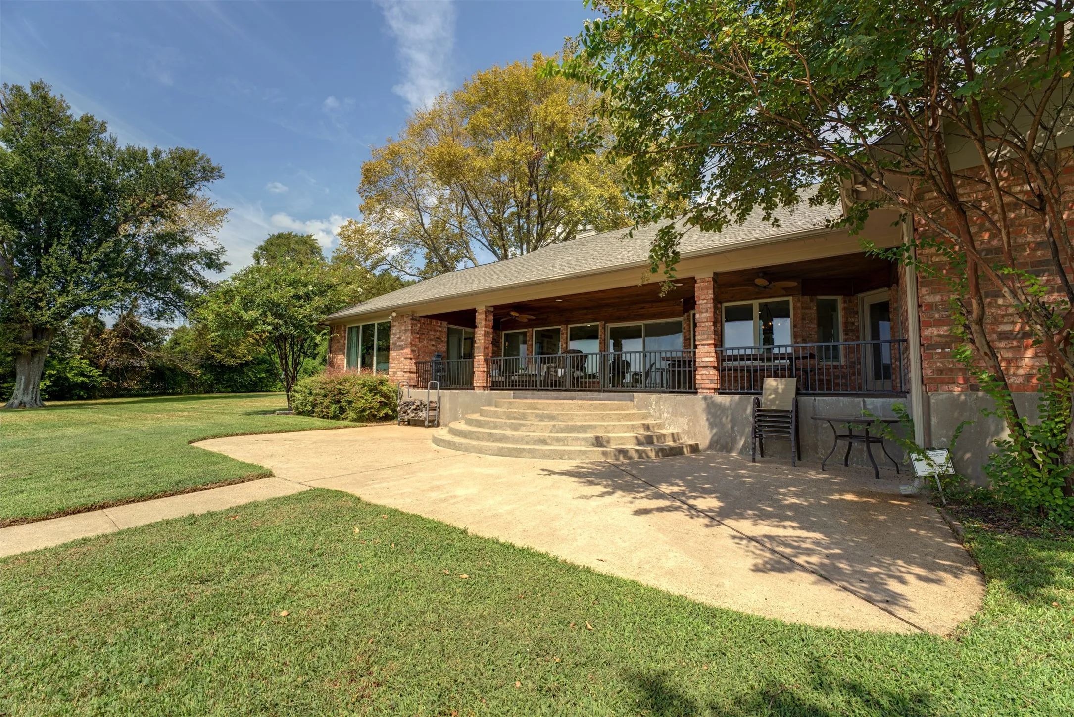 Single Family Residence For Sale in Henderson County , 103 Imperial Drive, Mabank, Texas 75156, 4 Bedroom, 3 Bathroom, 2 Garage spaces, 2,534 Sqft, built in 1994, mls#21393234, Real Estate Agent in Mabank, Homes For Sale in Henderson county, Homes For Sale in Mabank, Realtor in Mabank Texas, Real Estate Brokerage Independent Realty Texas, Luminita Cordes Realtor