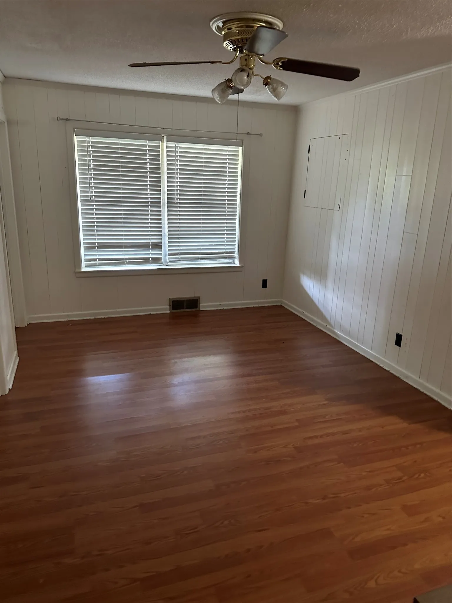 Single Family Residence For Rent in Tarrant County , 1061 Boaz Road, Fort Worth, Texas 76052, 5 Bedroom, 4 Bathroom, 3 Garage spaces, 3,252 Sqft, built in 1958, mls#21395857, Real Estate Agent in Fort Worth, Homes For Rent in Tarrant county, Homes For Rent in Fort Worth, Realtor in Fort Worth Texas, Real Estate Brokerage Independent Realty Texas, Luminita Cordes Realtor