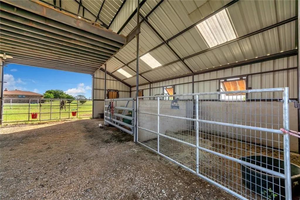 Single Family Residence For Rent in Tarrant County , 1061 Boaz Road, Fort Worth, Texas 76052, 5 Bedroom, 4 Bathroom, 3 Garage spaces, 3,252 Sqft, built in 1958, mls#21395857, Real Estate Agent in Fort Worth, Homes For Rent in Tarrant county, Homes For Rent in Fort Worth, Realtor in Fort Worth Texas, Real Estate Brokerage Independent Realty Texas, Luminita Cordes Realtor