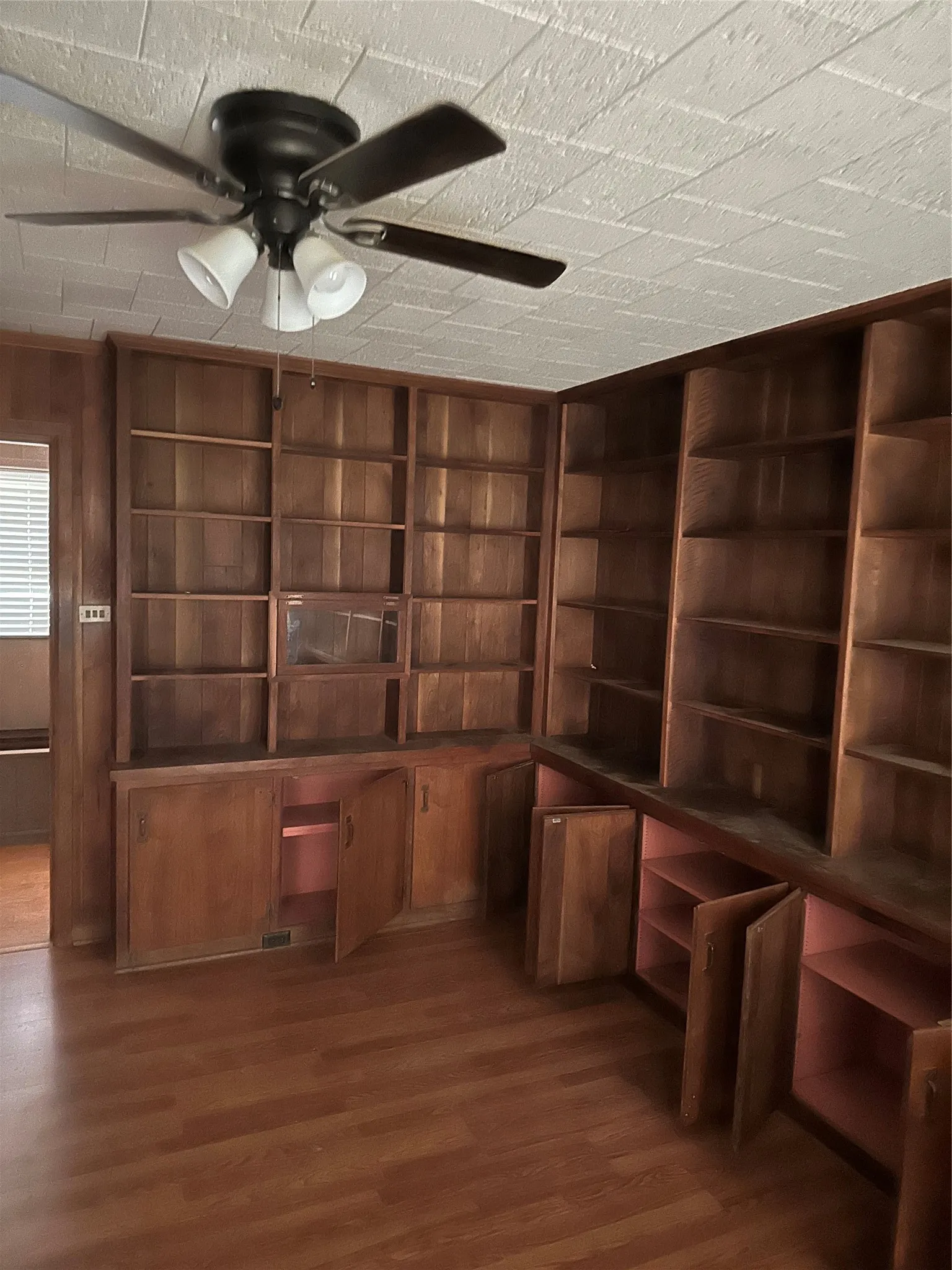 Single Family Residence For Rent in Tarrant County , 1061 Boaz Road, Fort Worth, Texas 76052, 5 Bedroom, 4 Bathroom, 3 Garage spaces, 3,252 Sqft, built in 1958, mls#21395857, Real Estate Agent in Fort Worth, Homes For Rent in Tarrant county, Homes For Rent in Fort Worth, Realtor in Fort Worth Texas, Real Estate Brokerage Independent Realty Texas, Luminita Cordes Realtor
