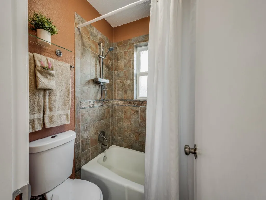 Single Family Residence For Sale in Tarrant County , 6316 Tosca Drive, Haltom City, Texas 76180, 3 Bedroom, 2 Bathroom, 2 Garage spaces, 2,025 Sqft, built in 1973, mls#21395123, Real Estate Agent in Haltom City, Homes For Sale in Tarrant county, Homes For Sale in Haltom City, Realtor in Haltom City Texas, Real Estate Brokerage Independent Realty Texas, Luminita Cordes Realtor