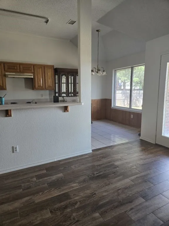 Single Family Residence For Sale in Tarrant County , 850 Valley View Court, Burleson, Texas 76028, 3 Bedroom, 2 Bathroom, 2 Garage spaces, 1,404 Sqft, built in 1998, mls#21392354, Real Estate Agent in Burleson, Homes For Sale in Tarrant county, Homes For Sale in Burleson, Realtor in Burleson Texas, Real Estate Brokerage Independent Realty Texas, Luminita Cordes Realtor