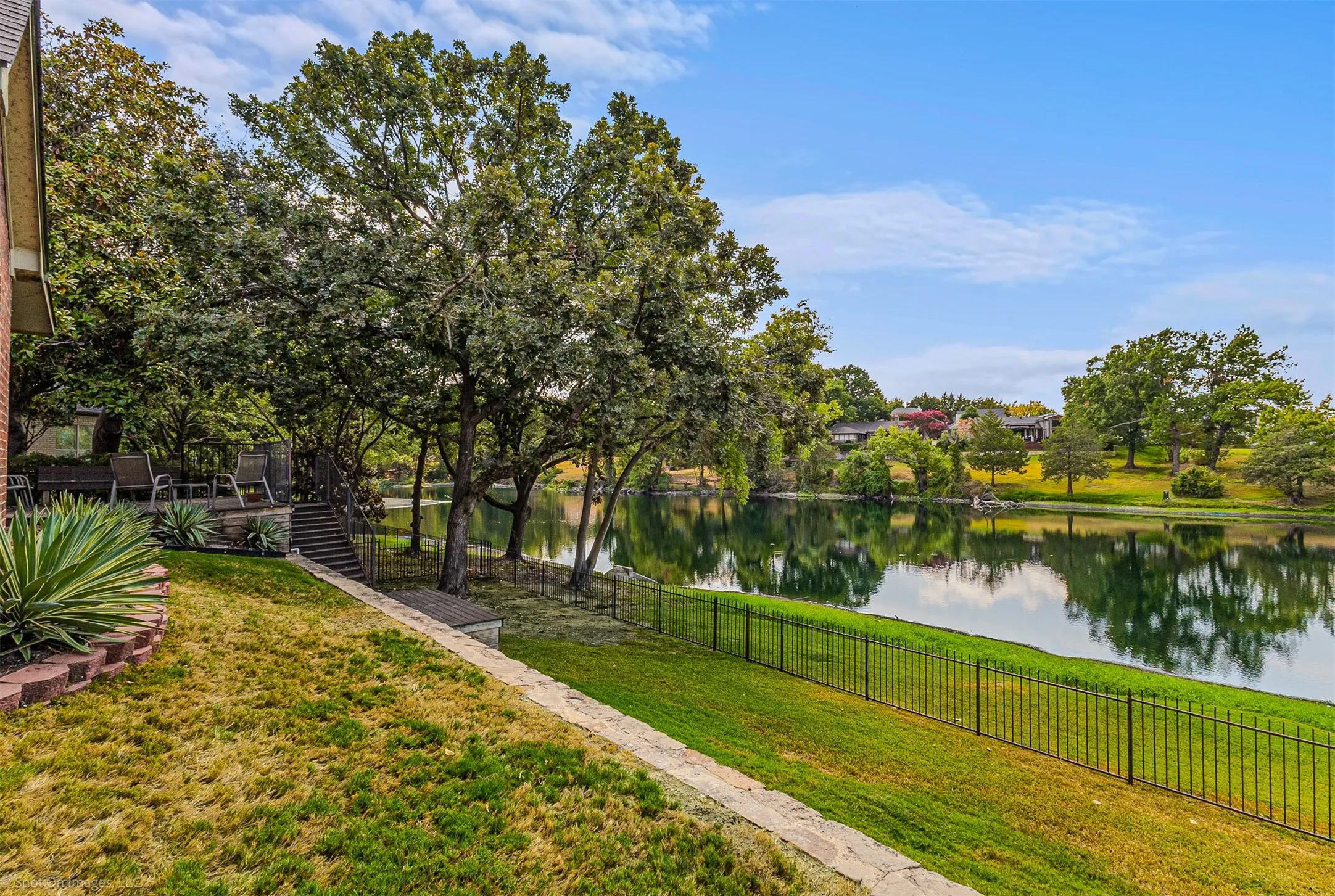 Single Family Residence For Sale in Rockwall County , 208 Lionhart Place, Rockwall, Texas 75032, 4 Bedroom, 3 Bathroom, 2 Garage spaces, 2,610 Sqft, built in 1996, mls#21389430, Real Estate Agent in Rockwall, Homes For Sale in Rockwall county, Homes For Sale in Rockwall, Realtor in Rockwall Texas, Real Estate Brokerage Independent Realty Texas, Luminita Cordes Realtor