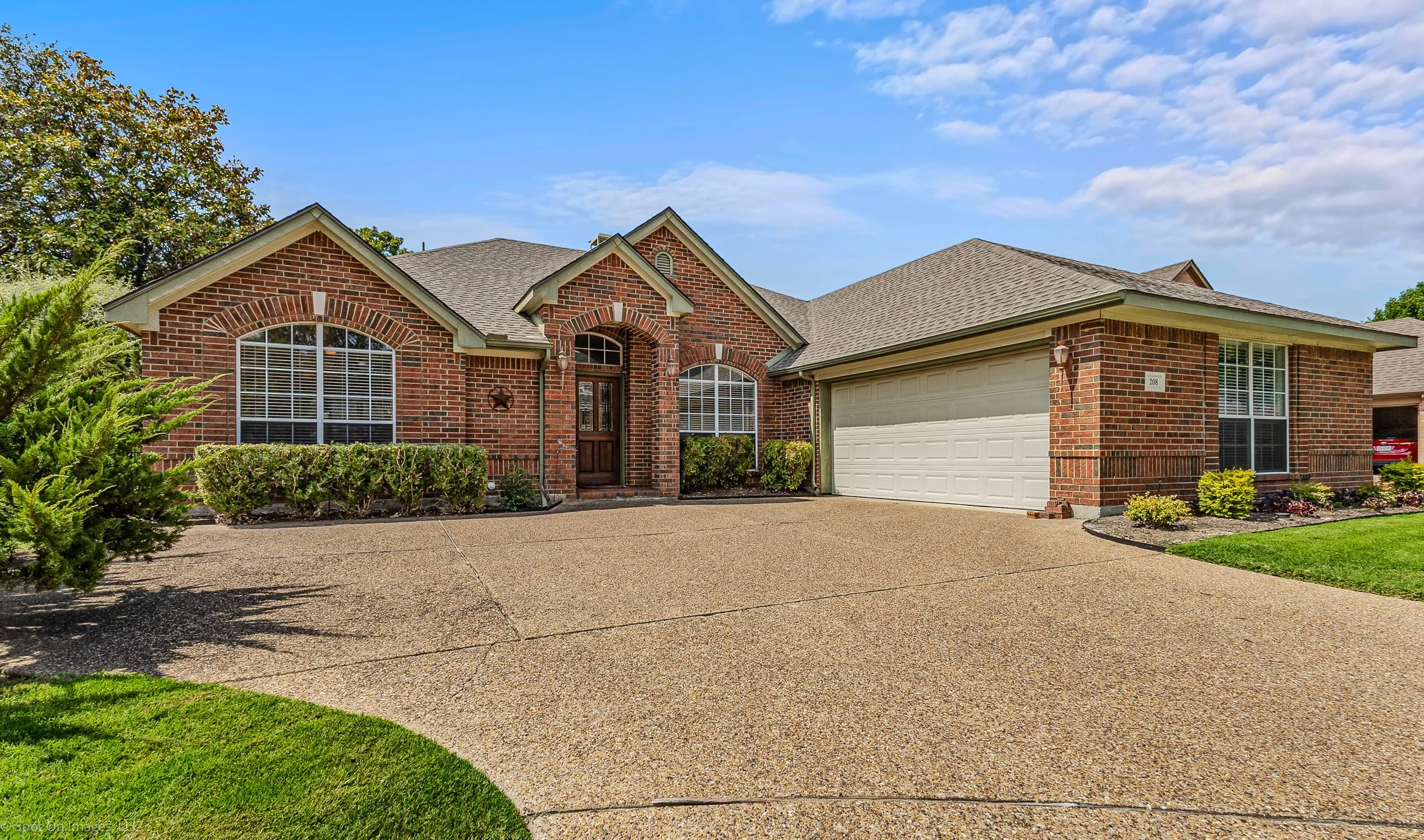 Single Family Residence For Sale in Rockwall County , 208 Lionhart Place, Rockwall, Texas 75032, 4 Bedroom, 3 Bathroom, 2 Garage spaces, 2,610 Sqft, built in 1996, mls#21389430, Real Estate Agent in Rockwall, Homes For Sale in Rockwall county, Homes For Sale in Rockwall, Realtor in Rockwall Texas, Real Estate Brokerage Independent Realty Texas, Luminita Cordes Realtor