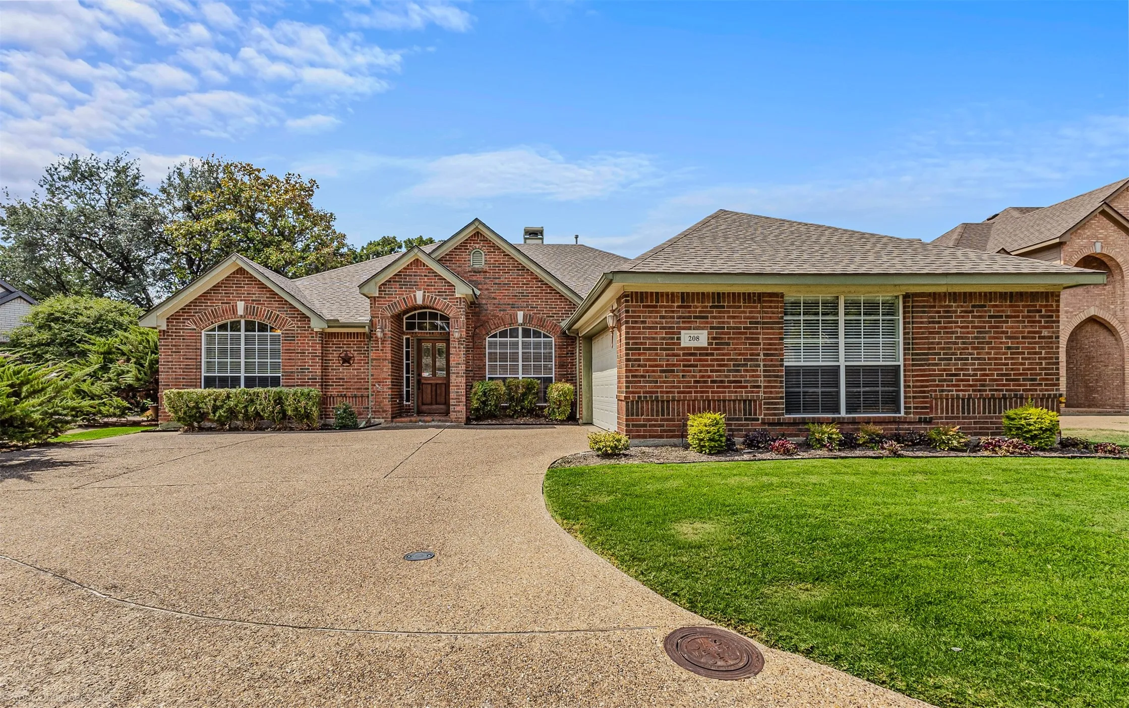 Single Family Residence For Sale in Rockwall County , 208 Lionhart Place, Rockwall, Texas 75032, 4 Bedroom, 3 Bathroom, 2 Garage spaces, 2,610 Sqft, built in 1996, mls#21389430, Real Estate Agent in Rockwall, Homes For Sale in Rockwall county, Homes For Sale in Rockwall, Realtor in Rockwall Texas, Real Estate Brokerage Independent Realty Texas, Luminita Cordes Realtor