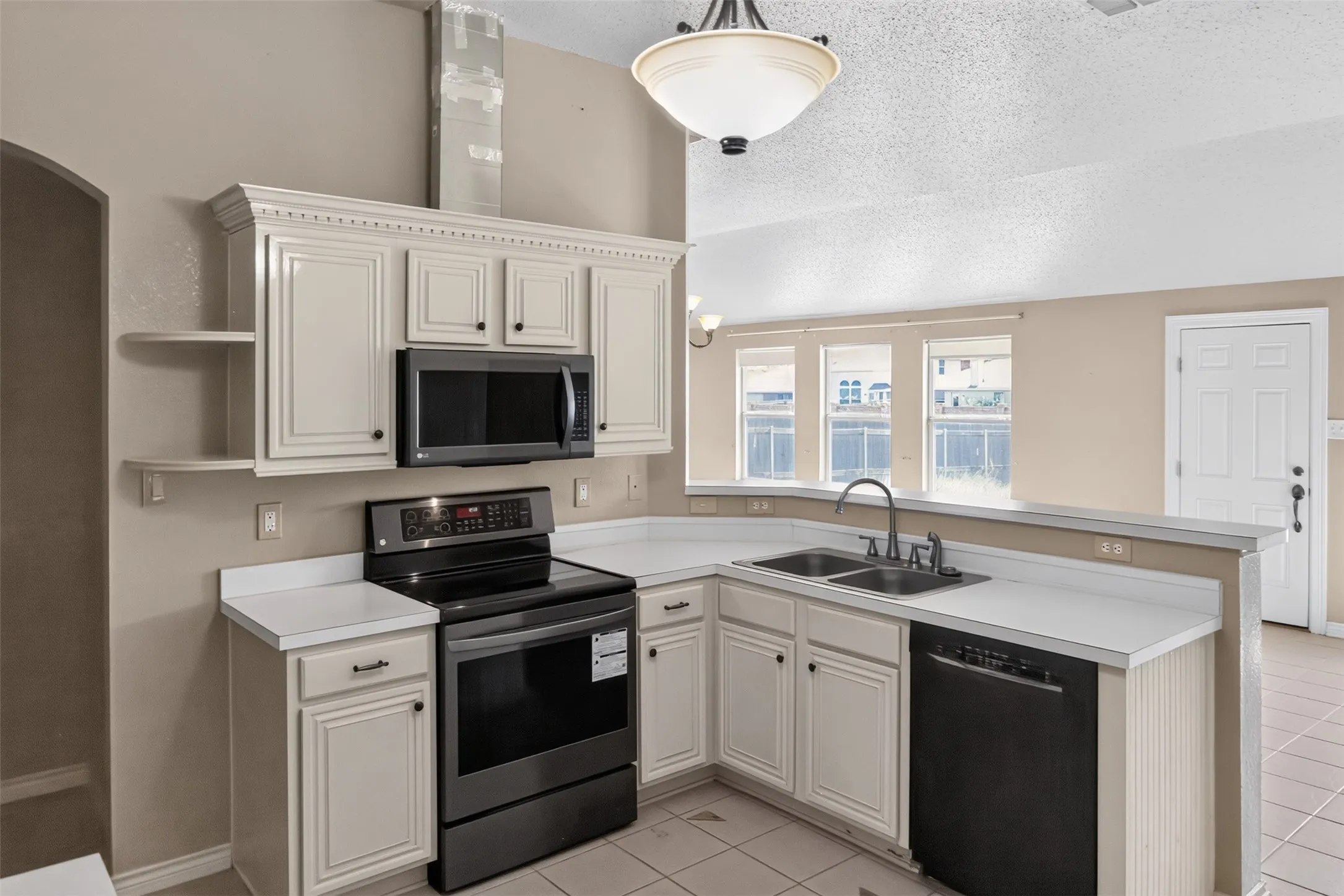 Single Family Residence For Sale in Tarrant County , 501 Roundrock Lane, Fort Worth, Texas 76140, 5 Bedroom, 3 Bathroom, 2 Garage spaces, 2,241 Sqft, built in 2004, mls#21391296, Real Estate Agent in Fort Worth, Homes For Sale in Tarrant county, Homes For Sale in Fort Worth, Realtor in Fort Worth Texas, Real Estate Brokerage Independent Realty Texas, Luminita Cordes Realtor