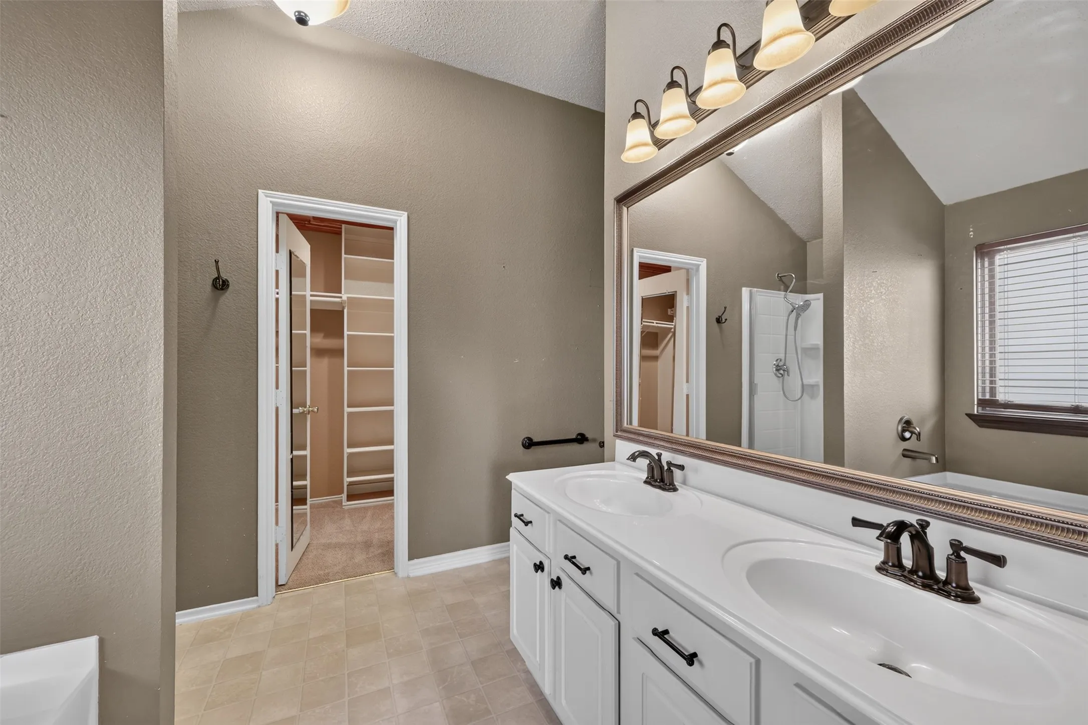 Single Family Residence For Sale in Tarrant County , 501 Roundrock Lane, Fort Worth, Texas 76140, 5 Bedroom, 3 Bathroom, 2 Garage spaces, 2,241 Sqft, built in 2004, mls#21391296, Real Estate Agent in Fort Worth, Homes For Sale in Tarrant county, Homes For Sale in Fort Worth, Realtor in Fort Worth Texas, Real Estate Brokerage Independent Realty Texas, Luminita Cordes Realtor