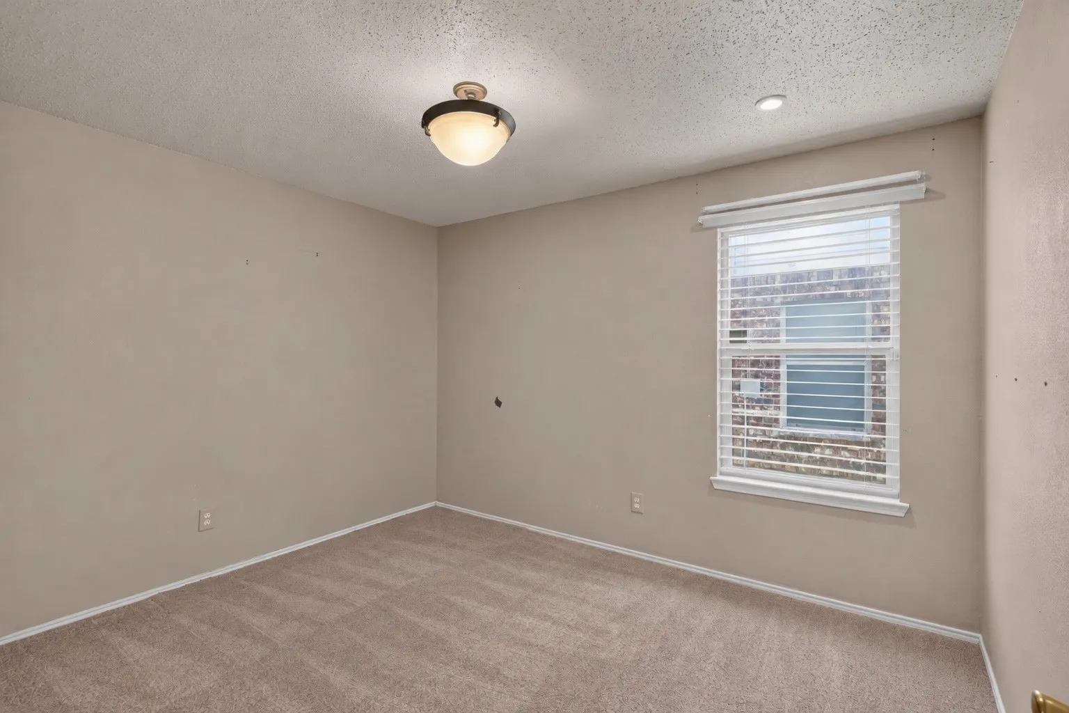 Single Family Residence For Sale in Tarrant County , 501 Roundrock Lane, Fort Worth, Texas 76140, 5 Bedroom, 3 Bathroom, 2 Garage spaces, 2,241 Sqft, built in 2004, mls#21391296, Real Estate Agent in Fort Worth, Homes For Sale in Tarrant county, Homes For Sale in Fort Worth, Realtor in Fort Worth Texas, Real Estate Brokerage Independent Realty Texas, Luminita Cordes Realtor