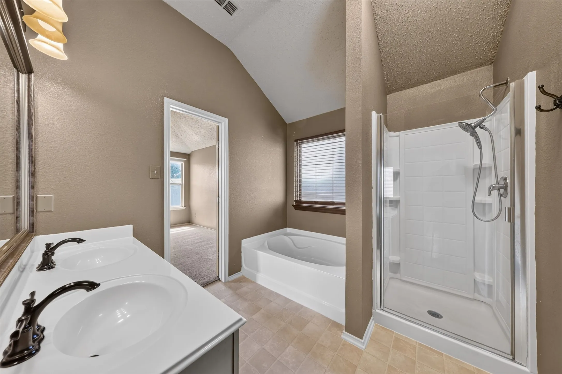 Single Family Residence For Sale in Tarrant County , 501 Roundrock Lane, Fort Worth, Texas 76140, 5 Bedroom, 3 Bathroom, 2 Garage spaces, 2,241 Sqft, built in 2004, mls#21391296, Real Estate Agent in Fort Worth, Homes For Sale in Tarrant county, Homes For Sale in Fort Worth, Realtor in Fort Worth Texas, Real Estate Brokerage Independent Realty Texas, Luminita Cordes Realtor