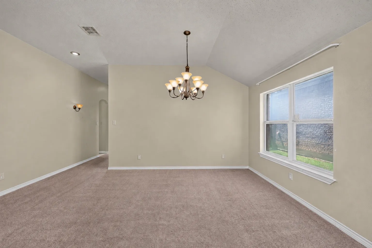 Single Family Residence For Sale in Tarrant County , 501 Roundrock Lane, Fort Worth, Texas 76140, 5 Bedroom, 3 Bathroom, 2 Garage spaces, 2,241 Sqft, built in 2004, mls#21391296, Real Estate Agent in Fort Worth, Homes For Sale in Tarrant county, Homes For Sale in Fort Worth, Realtor in Fort Worth Texas, Real Estate Brokerage Independent Realty Texas, Luminita Cordes Realtor