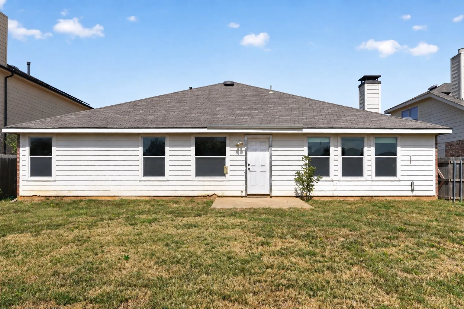 Single Family Residence For Sale in Tarrant County , 501 Roundrock Lane, Fort Worth, Texas 76140, 5 Bedroom, 3 Bathroom, 2 Garage spaces, 2,241 Sqft, built in 2004, mls#21391296, Real Estate Agent in Fort Worth, Homes For Sale in Tarrant county, Homes For Sale in Fort Worth, Realtor in Fort Worth Texas, Real Estate Brokerage Independent Realty Texas, Luminita Cordes Realtor