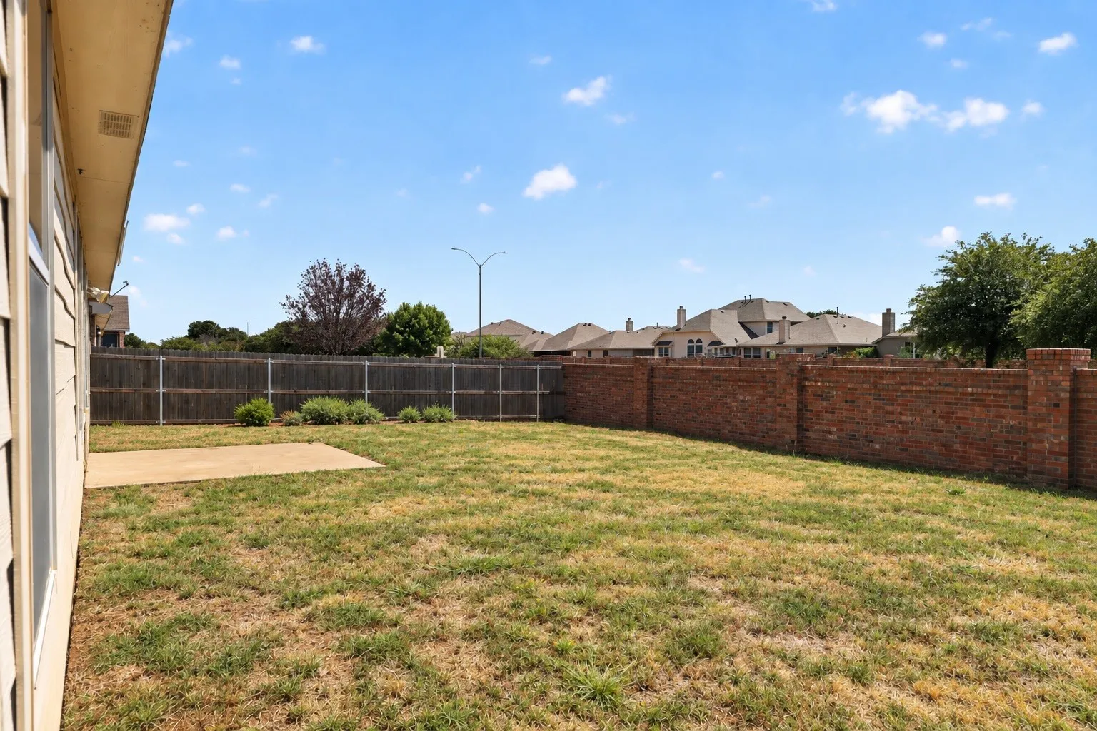 Single Family Residence For Sale in Tarrant County , 501 Roundrock Lane, Fort Worth, Texas 76140, 5 Bedroom, 3 Bathroom, 2 Garage spaces, 2,241 Sqft, built in 2004, mls#21391296, Real Estate Agent in Fort Worth, Homes For Sale in Tarrant county, Homes For Sale in Fort Worth, Realtor in Fort Worth Texas, Real Estate Brokerage Independent Realty Texas, Luminita Cordes Realtor