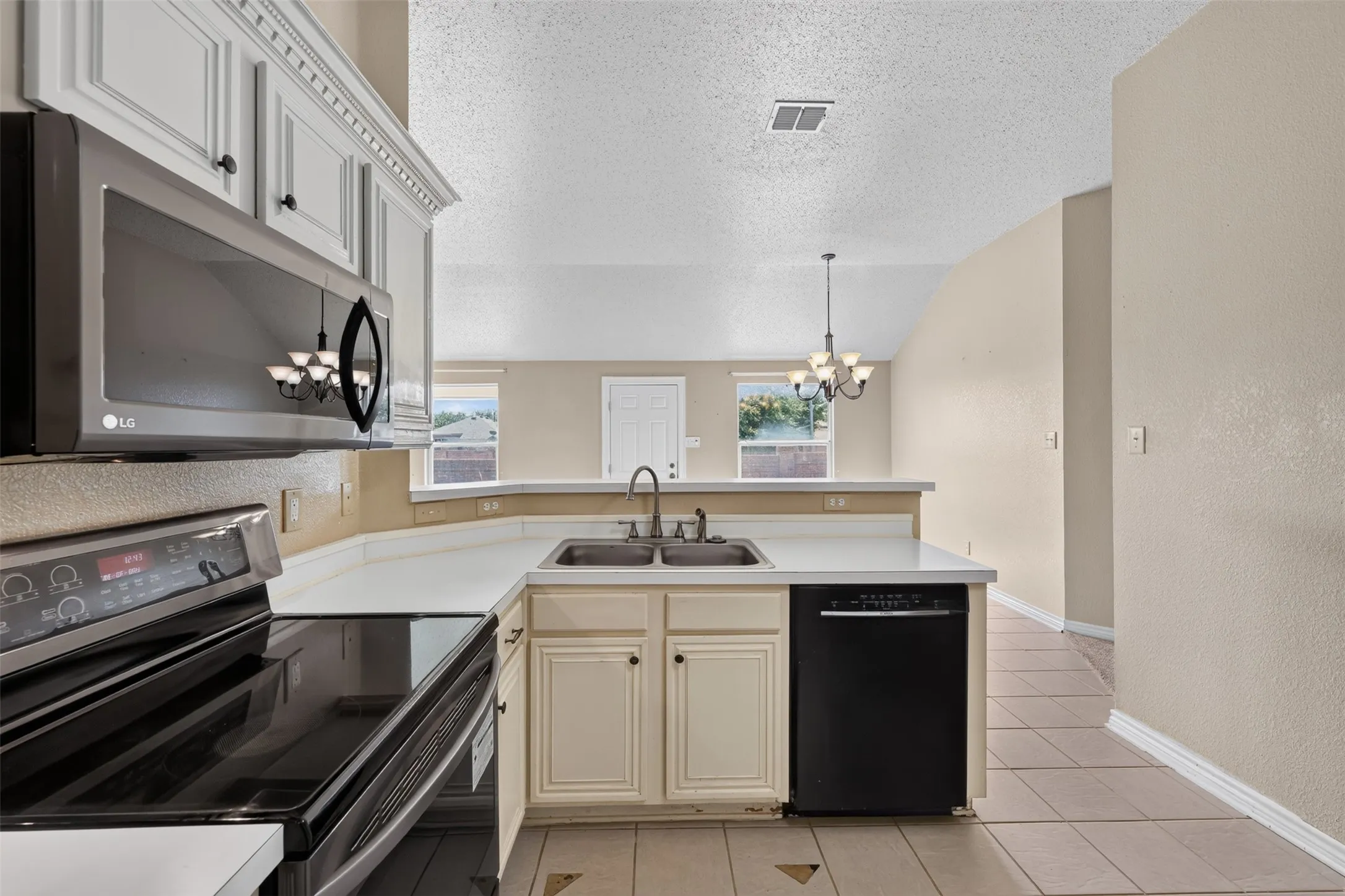 Single Family Residence For Sale in Tarrant County , 501 Roundrock Lane, Fort Worth, Texas 76140, 5 Bedroom, 3 Bathroom, 2 Garage spaces, 2,241 Sqft, built in 2004, mls#21391296, Real Estate Agent in Fort Worth, Homes For Sale in Tarrant county, Homes For Sale in Fort Worth, Realtor in Fort Worth Texas, Real Estate Brokerage Independent Realty Texas, Luminita Cordes Realtor