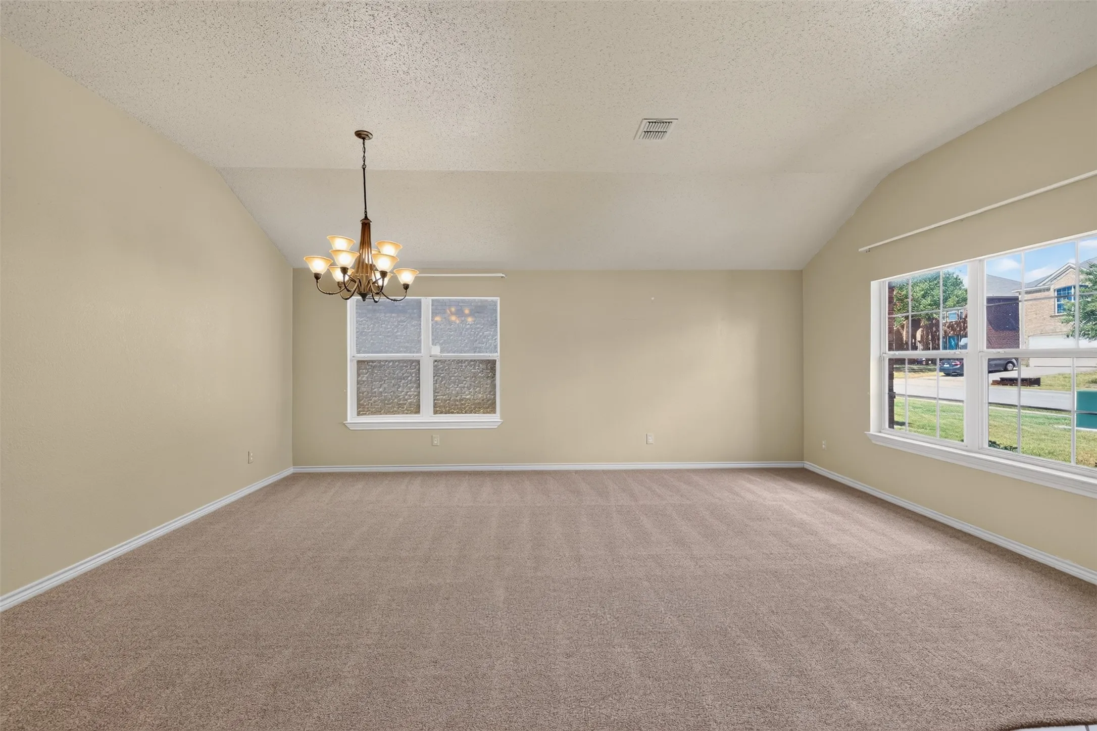 Single Family Residence For Sale in Tarrant County , 501 Roundrock Lane, Fort Worth, Texas 76140, 5 Bedroom, 3 Bathroom, 2 Garage spaces, 2,241 Sqft, built in 2004, mls#21391296, Real Estate Agent in Fort Worth, Homes For Sale in Tarrant county, Homes For Sale in Fort Worth, Realtor in Fort Worth Texas, Real Estate Brokerage Independent Realty Texas, Luminita Cordes Realtor