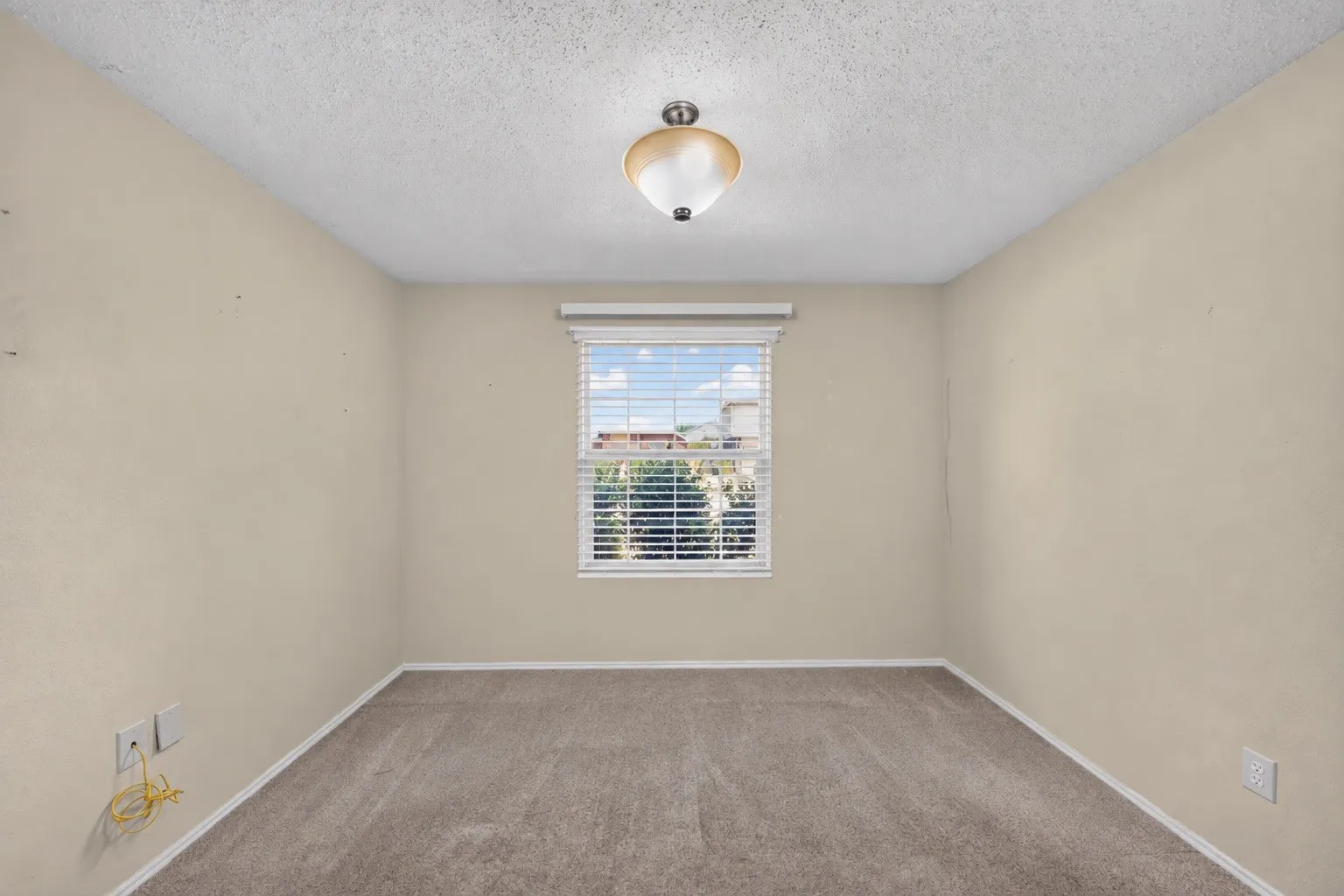 Single Family Residence For Sale in Tarrant County , 501 Roundrock Lane, Fort Worth, Texas 76140, 5 Bedroom, 3 Bathroom, 2 Garage spaces, 2,241 Sqft, built in 2004, mls#21391296, Real Estate Agent in Fort Worth, Homes For Sale in Tarrant county, Homes For Sale in Fort Worth, Realtor in Fort Worth Texas, Real Estate Brokerage Independent Realty Texas, Luminita Cordes Realtor