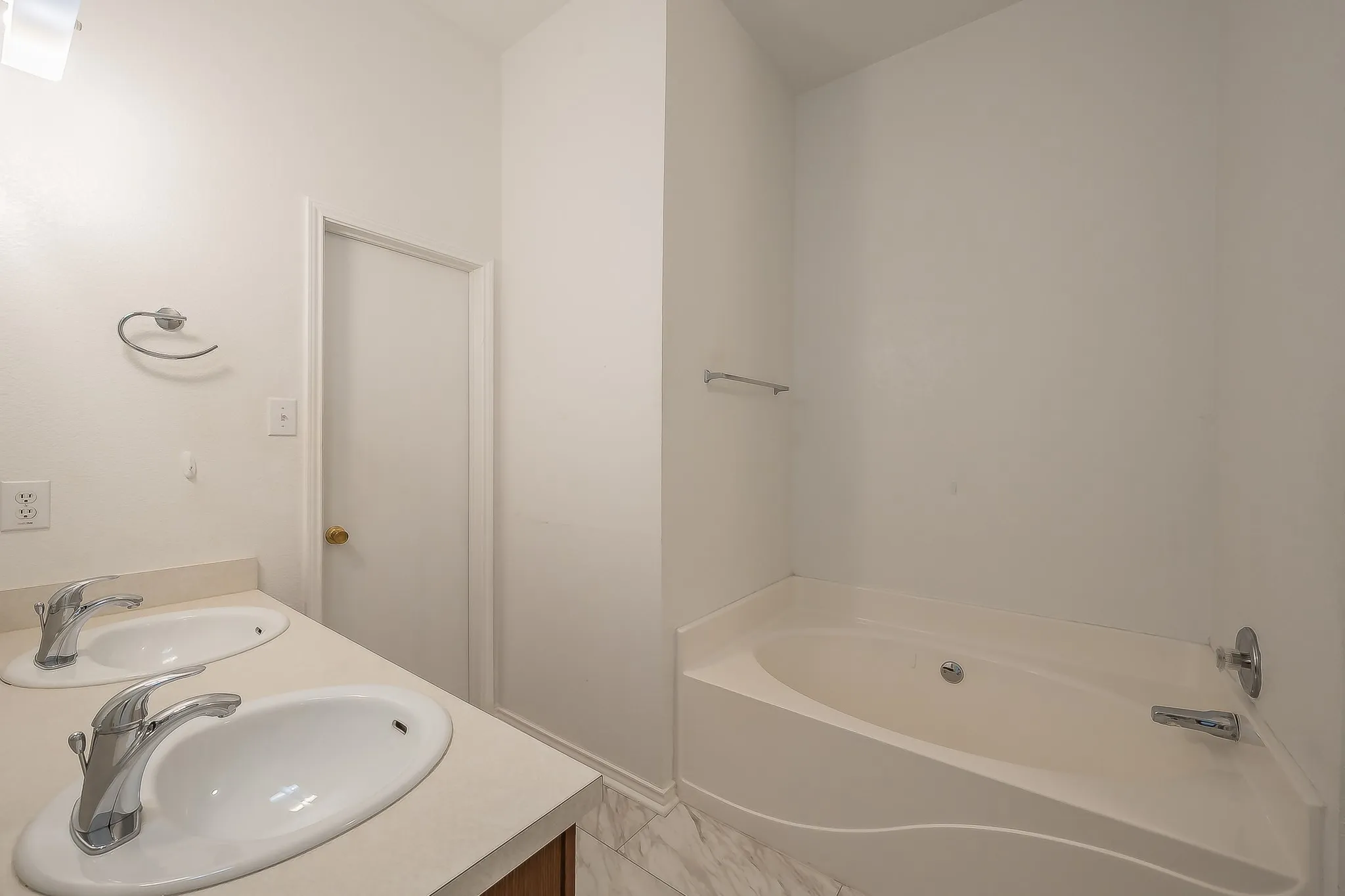 Single Family Residence For Sale in Tarrant County , 6833 Bluff View Drive, Watauga, Texas 76137, 4 Bedroom, 2 Bathroom, 2 Garage spaces, 1,957 Sqft, built in 2000, mls#21392972, Real Estate Agent in Watauga, Homes For Sale in Tarrant county, Homes For Sale in Watauga, Realtor in Watauga Texas, Real Estate Brokerage Independent Realty Texas, Luminita Cordes Realtor