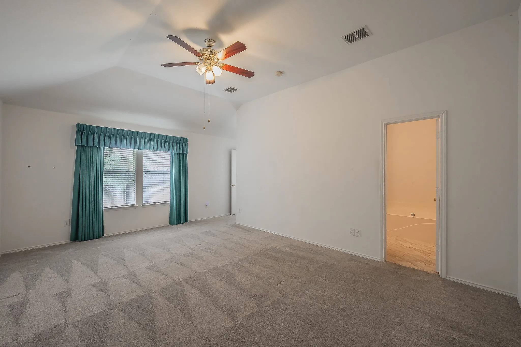 Single Family Residence For Sale in Tarrant County , 6833 Bluff View Drive, Watauga, Texas 76137, 4 Bedroom, 2 Bathroom, 2 Garage spaces, 1,957 Sqft, built in 2000, mls#21392972, Real Estate Agent in Watauga, Homes For Sale in Tarrant county, Homes For Sale in Watauga, Realtor in Watauga Texas, Real Estate Brokerage Independent Realty Texas, Luminita Cordes Realtor