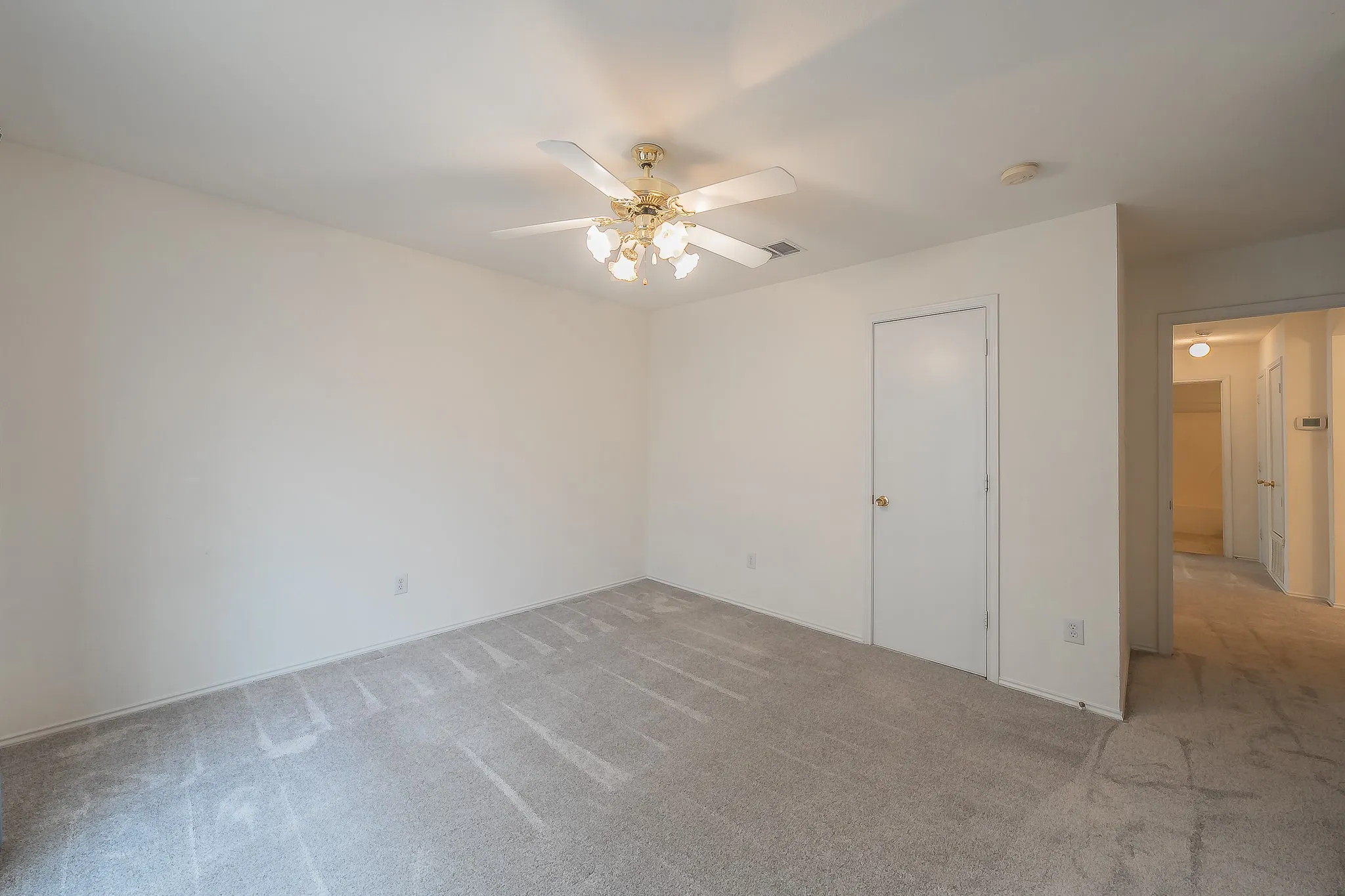 Single Family Residence For Sale in Tarrant County , 6833 Bluff View Drive, Watauga, Texas 76137, 4 Bedroom, 2 Bathroom, 2 Garage spaces, 1,957 Sqft, built in 2000, mls#21392972, Real Estate Agent in Watauga, Homes For Sale in Tarrant county, Homes For Sale in Watauga, Realtor in Watauga Texas, Real Estate Brokerage Independent Realty Texas, Luminita Cordes Realtor
