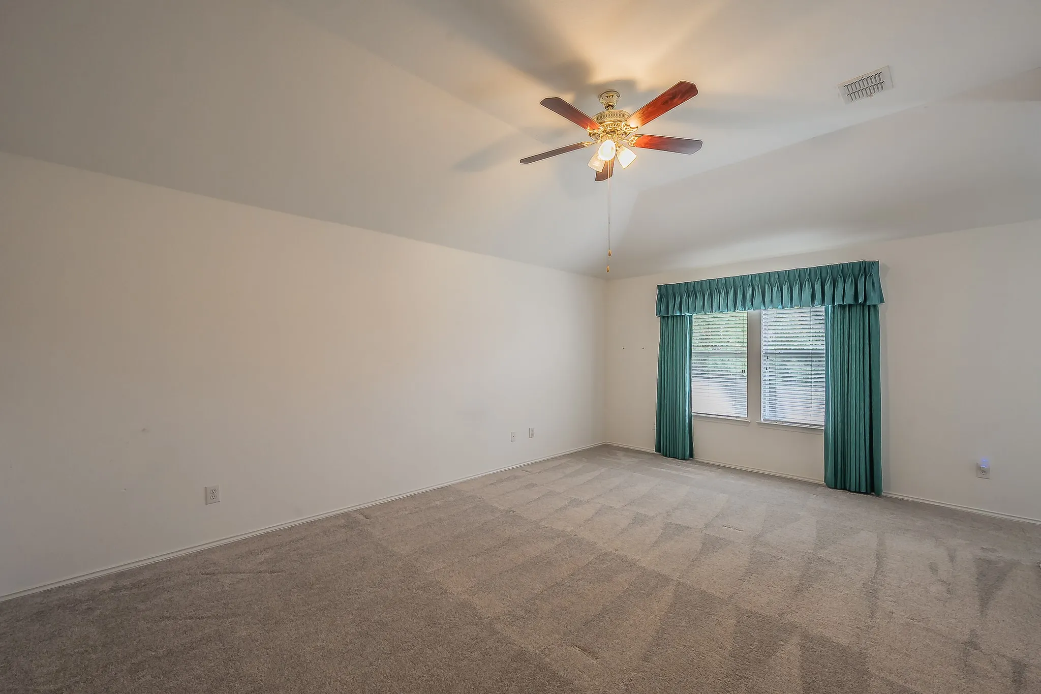 Single Family Residence For Sale in Tarrant County , 6833 Bluff View Drive, Watauga, Texas 76137, 4 Bedroom, 2 Bathroom, 2 Garage spaces, 1,957 Sqft, built in 2000, mls#21392972, Real Estate Agent in Watauga, Homes For Sale in Tarrant county, Homes For Sale in Watauga, Realtor in Watauga Texas, Real Estate Brokerage Independent Realty Texas, Luminita Cordes Realtor