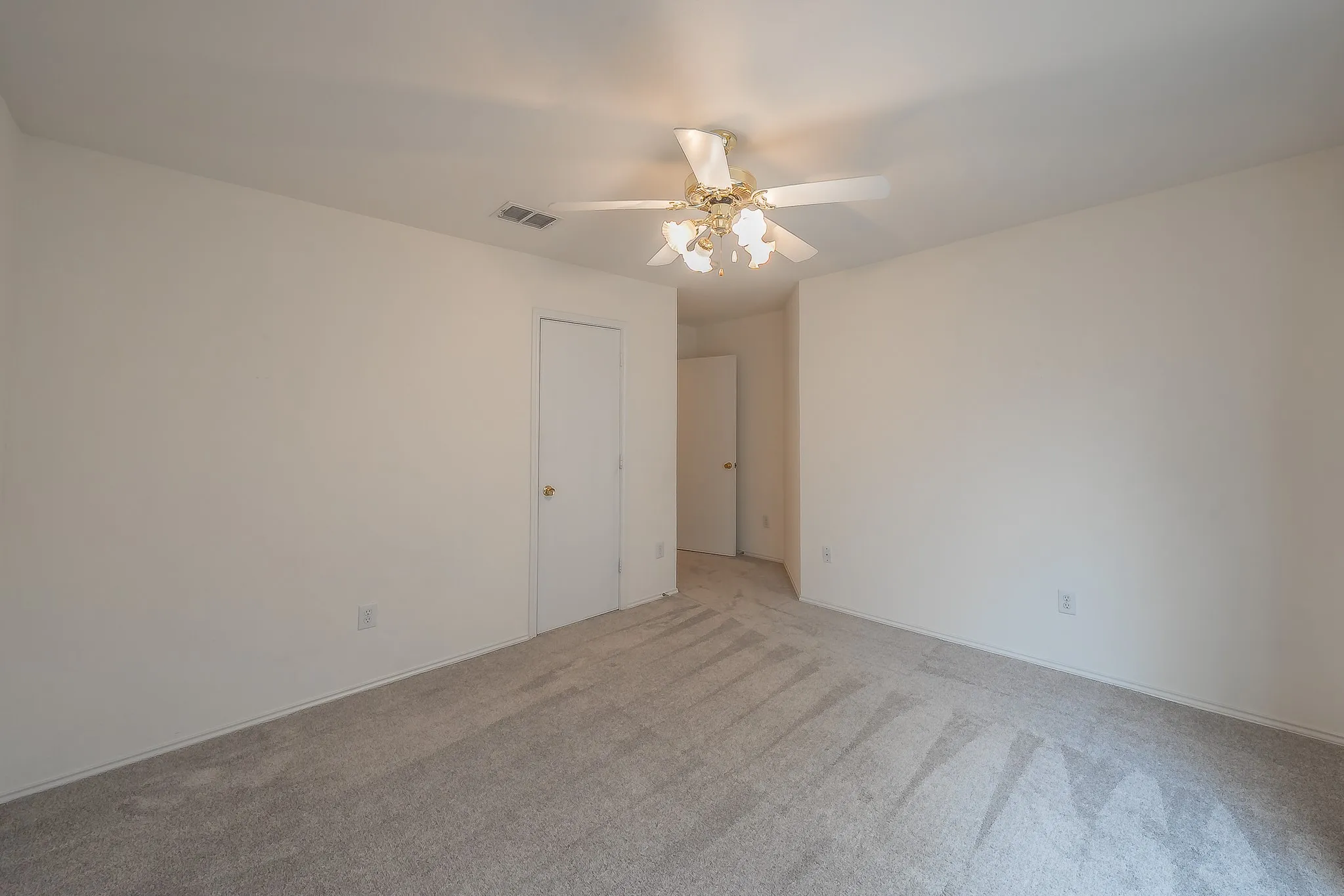 Single Family Residence For Sale in Tarrant County , 6833 Bluff View Drive, Watauga, Texas 76137, 4 Bedroom, 2 Bathroom, 2 Garage spaces, 1,957 Sqft, built in 2000, mls#21392972, Real Estate Agent in Watauga, Homes For Sale in Tarrant county, Homes For Sale in Watauga, Realtor in Watauga Texas, Real Estate Brokerage Independent Realty Texas, Luminita Cordes Realtor