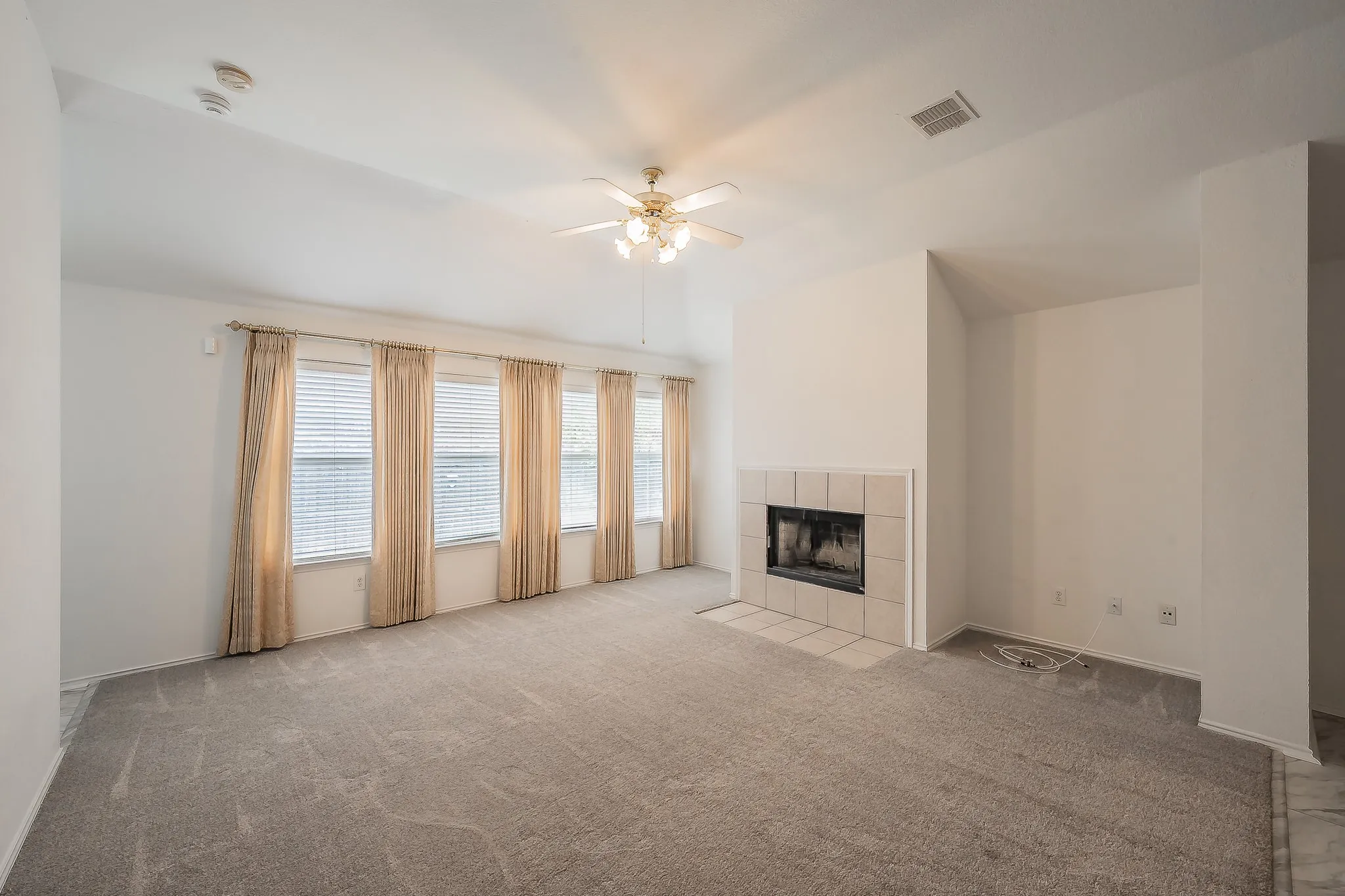 Single Family Residence For Sale in Tarrant County , 6833 Bluff View Drive, Watauga, Texas 76137, 4 Bedroom, 2 Bathroom, 2 Garage spaces, 1,957 Sqft, built in 2000, mls#21392972, Real Estate Agent in Watauga, Homes For Sale in Tarrant county, Homes For Sale in Watauga, Realtor in Watauga Texas, Real Estate Brokerage Independent Realty Texas, Luminita Cordes Realtor