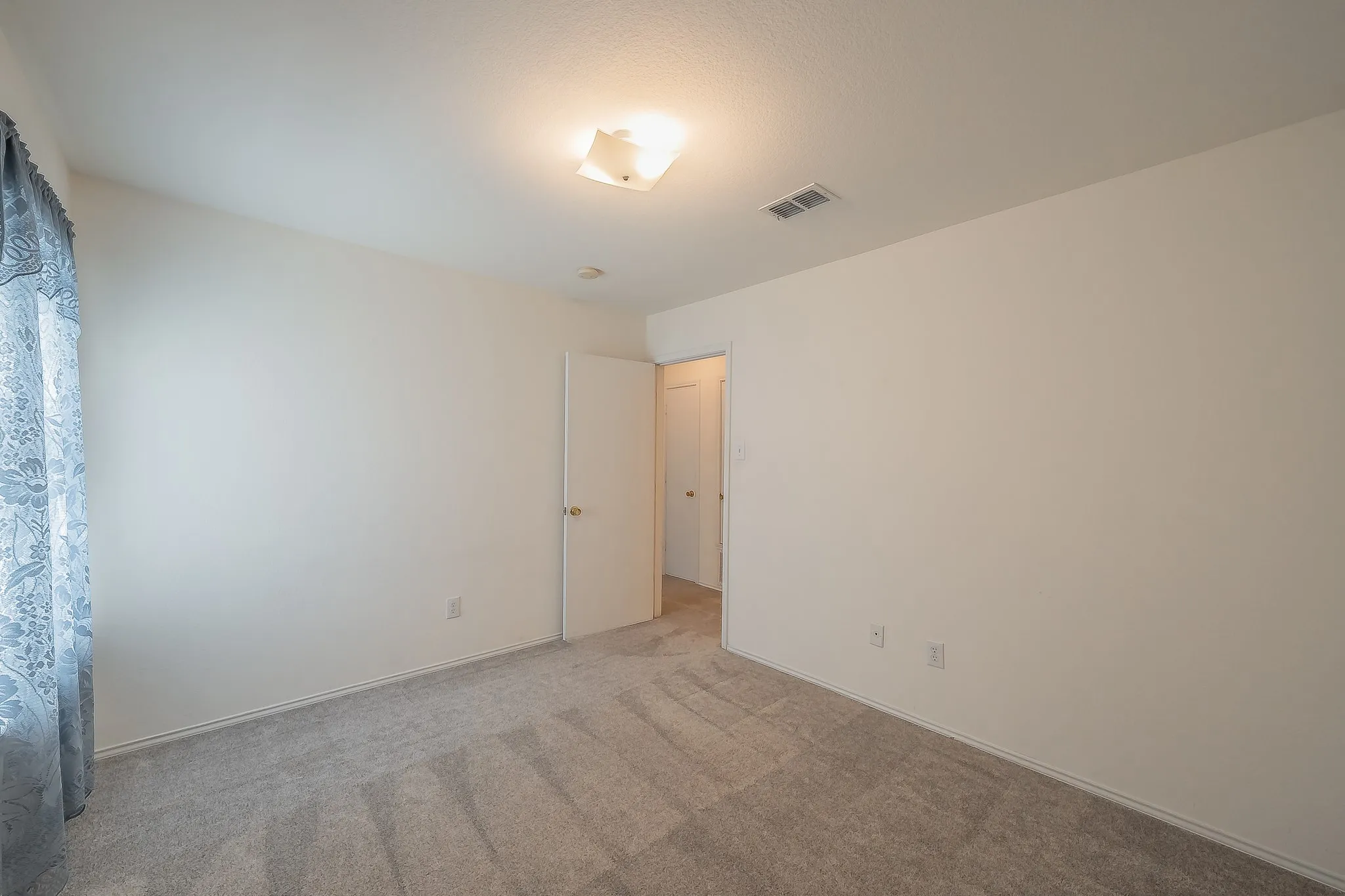 Single Family Residence For Sale in Tarrant County , 6833 Bluff View Drive, Watauga, Texas 76137, 4 Bedroom, 2 Bathroom, 2 Garage spaces, 1,957 Sqft, built in 2000, mls#21392972, Real Estate Agent in Watauga, Homes For Sale in Tarrant county, Homes For Sale in Watauga, Realtor in Watauga Texas, Real Estate Brokerage Independent Realty Texas, Luminita Cordes Realtor