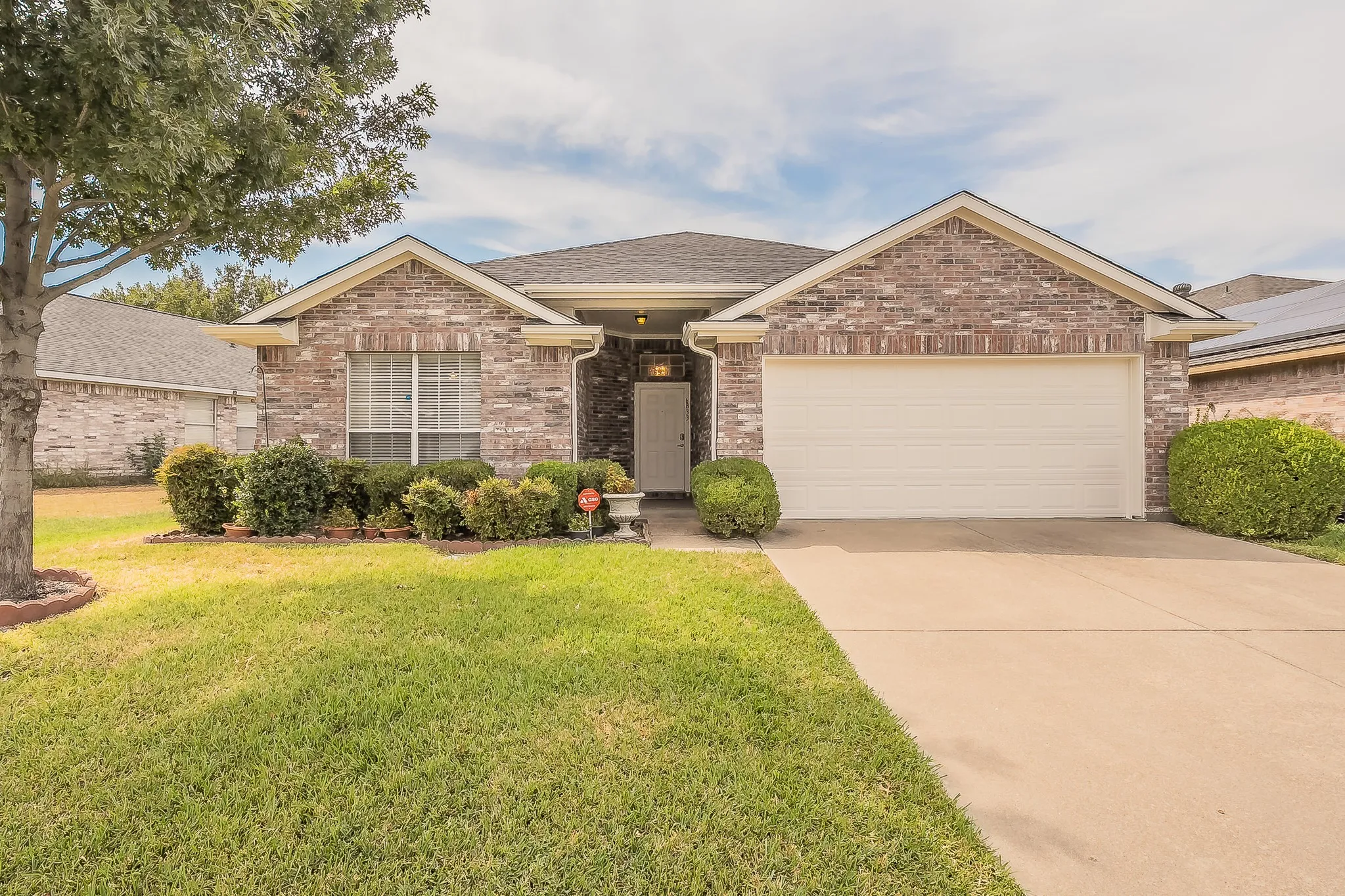 Single Family Residence For Sale in Tarrant County , 6833 Bluff View Drive, Watauga, Texas 76137, 4 Bedroom, 2 Bathroom, 2 Garage spaces, 1,957 Sqft, built in 2000, mls#21392972, Real Estate Agent in Watauga, Homes For Sale in Tarrant county, Homes For Sale in Watauga, Realtor in Watauga Texas, Real Estate Brokerage Independent Realty Texas, Luminita Cordes Realtor
