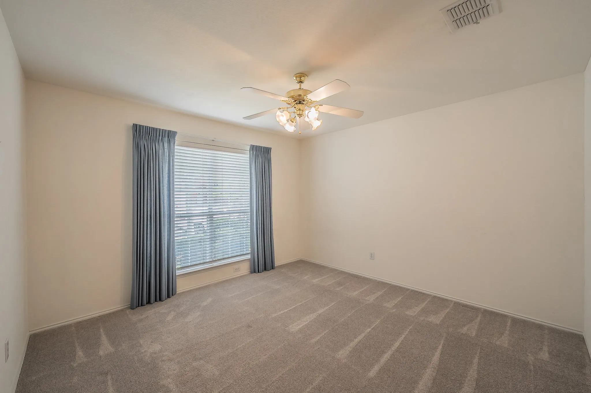 Single Family Residence For Sale in Tarrant County , 6833 Bluff View Drive, Watauga, Texas 76137, 4 Bedroom, 2 Bathroom, 2 Garage spaces, 1,957 Sqft, built in 2000, mls#21392972, Real Estate Agent in Watauga, Homes For Sale in Tarrant county, Homes For Sale in Watauga, Realtor in Watauga Texas, Real Estate Brokerage Independent Realty Texas, Luminita Cordes Realtor