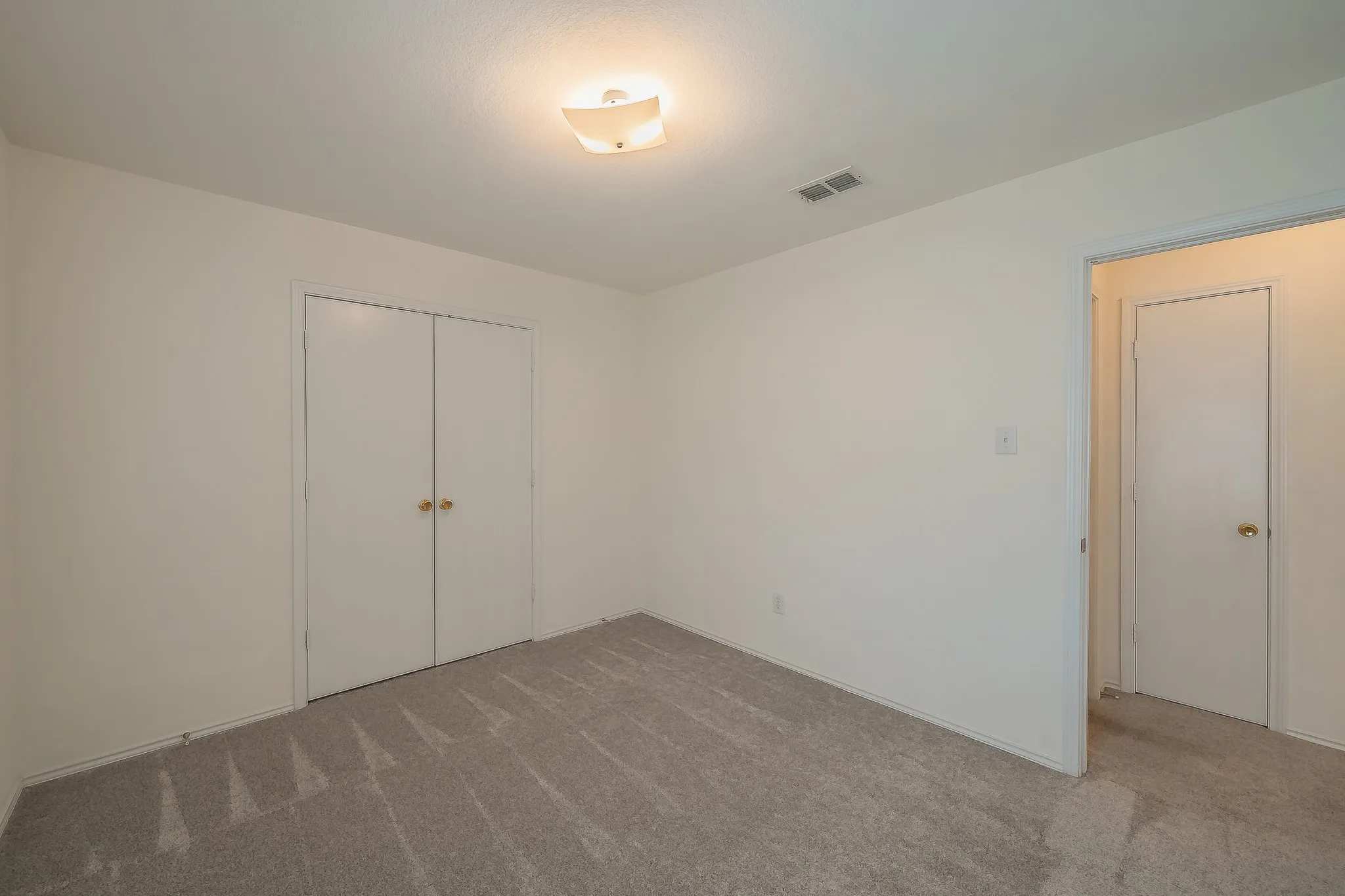 Single Family Residence For Sale in Tarrant County , 6833 Bluff View Drive, Watauga, Texas 76137, 4 Bedroom, 2 Bathroom, 2 Garage spaces, 1,957 Sqft, built in 2000, mls#21392972, Real Estate Agent in Watauga, Homes For Sale in Tarrant county, Homes For Sale in Watauga, Realtor in Watauga Texas, Real Estate Brokerage Independent Realty Texas, Luminita Cordes Realtor