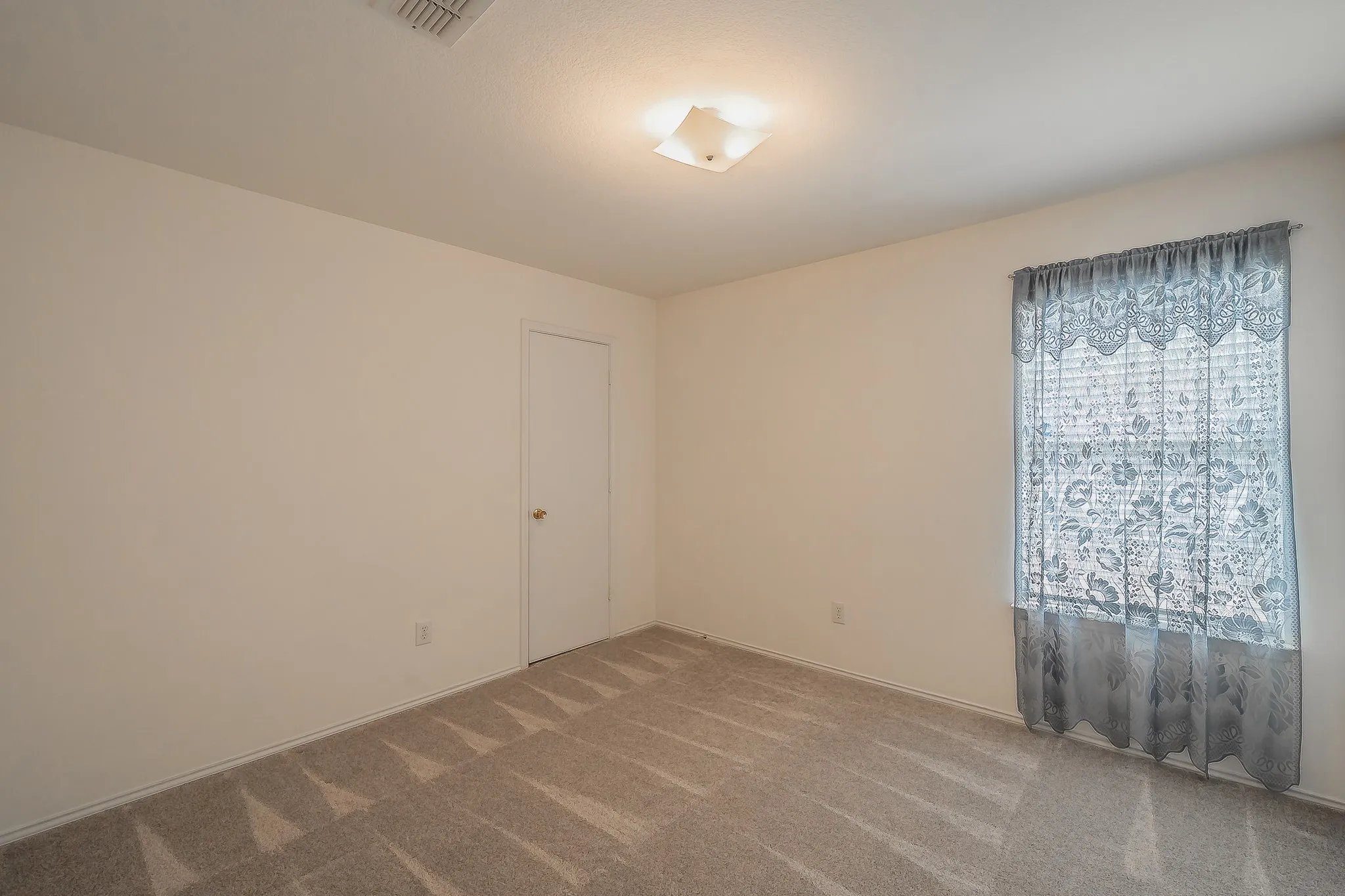 Single Family Residence For Sale in Tarrant County , 6833 Bluff View Drive, Watauga, Texas 76137, 4 Bedroom, 2 Bathroom, 2 Garage spaces, 1,957 Sqft, built in 2000, mls#21392972, Real Estate Agent in Watauga, Homes For Sale in Tarrant county, Homes For Sale in Watauga, Realtor in Watauga Texas, Real Estate Brokerage Independent Realty Texas, Luminita Cordes Realtor