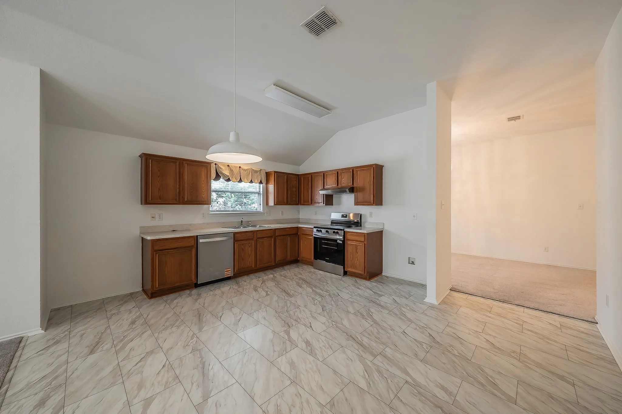 Single Family Residence For Sale in Tarrant County , 6833 Bluff View Drive, Watauga, Texas 76137, 4 Bedroom, 2 Bathroom, 2 Garage spaces, 1,957 Sqft, built in 2000, mls#21392972, Real Estate Agent in Watauga, Homes For Sale in Tarrant county, Homes For Sale in Watauga, Realtor in Watauga Texas, Real Estate Brokerage Independent Realty Texas, Luminita Cordes Realtor