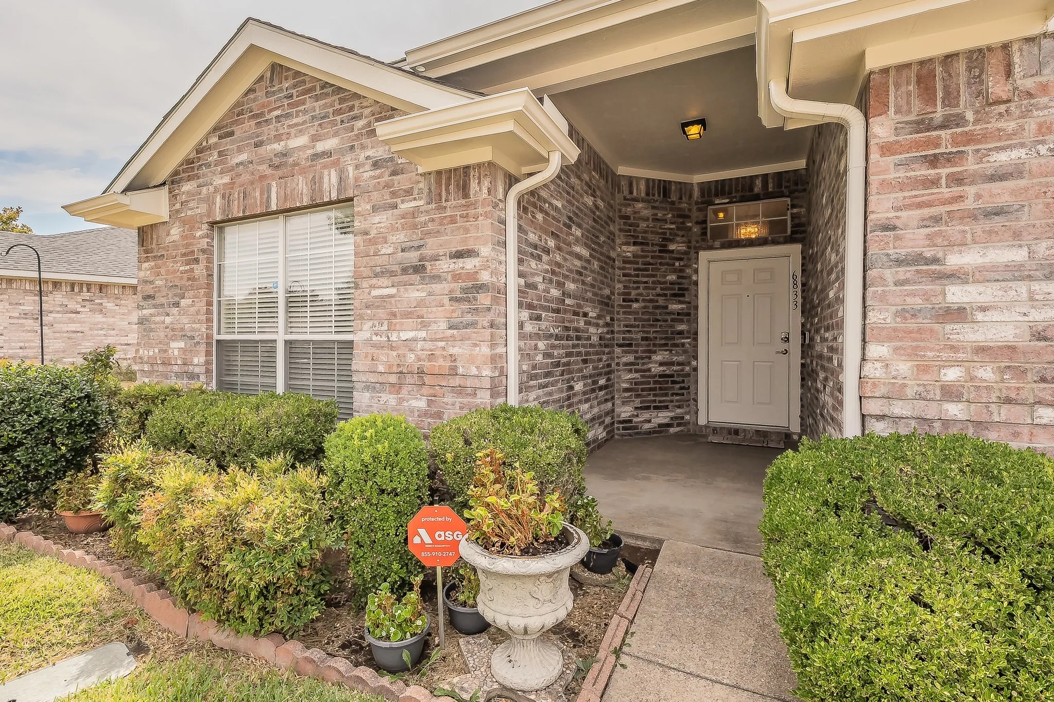 Single Family Residence For Sale in Tarrant County , 6833 Bluff View Drive, Watauga, Texas 76137, 4 Bedroom, 2 Bathroom, 2 Garage spaces, 1,957 Sqft, built in 2000, mls#21392972, Real Estate Agent in Watauga, Homes For Sale in Tarrant county, Homes For Sale in Watauga, Realtor in Watauga Texas, Real Estate Brokerage Independent Realty Texas, Luminita Cordes Realtor