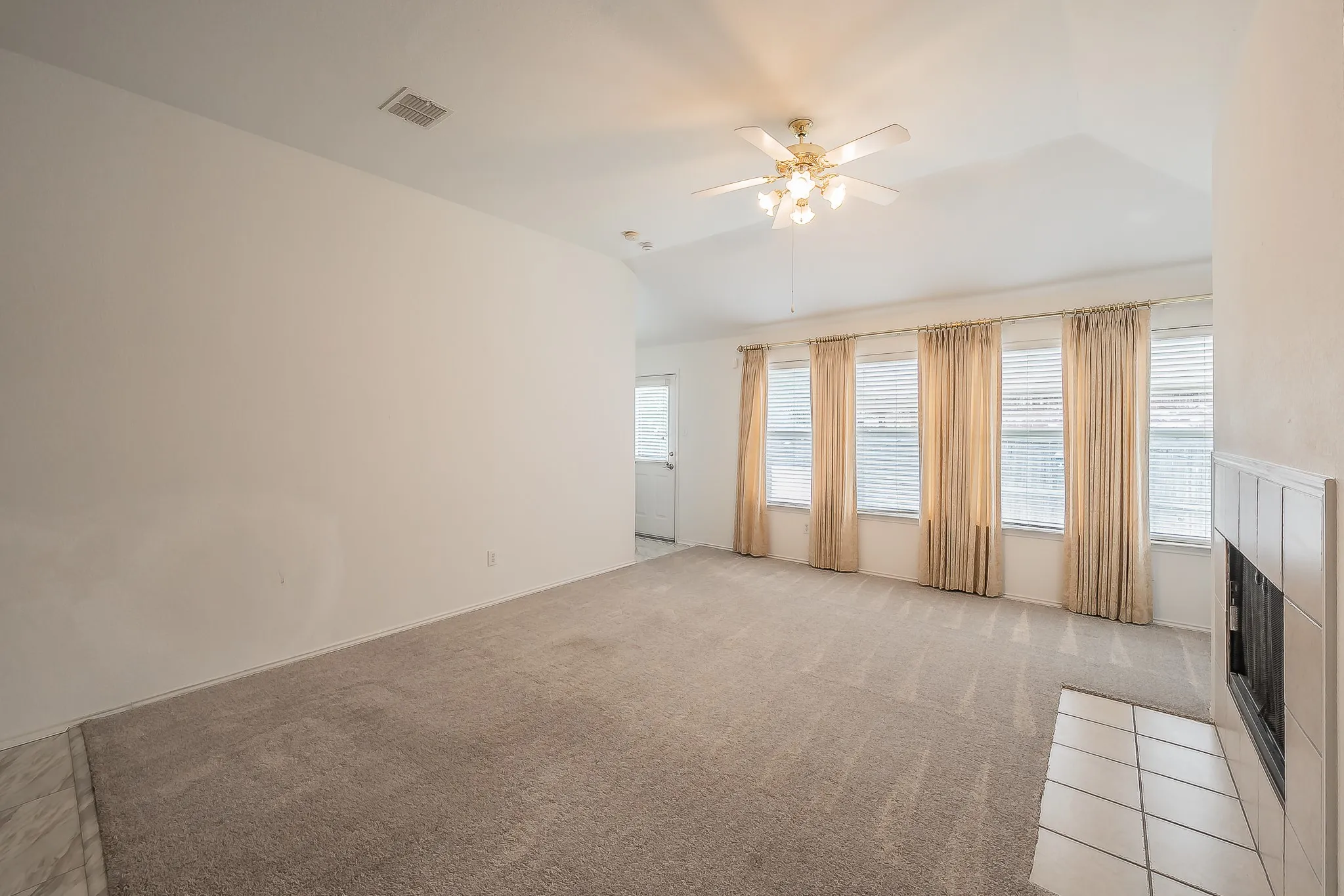 Single Family Residence For Sale in Tarrant County , 6833 Bluff View Drive, Watauga, Texas 76137, 4 Bedroom, 2 Bathroom, 2 Garage spaces, 1,957 Sqft, built in 2000, mls#21392972, Real Estate Agent in Watauga, Homes For Sale in Tarrant county, Homes For Sale in Watauga, Realtor in Watauga Texas, Real Estate Brokerage Independent Realty Texas, Luminita Cordes Realtor