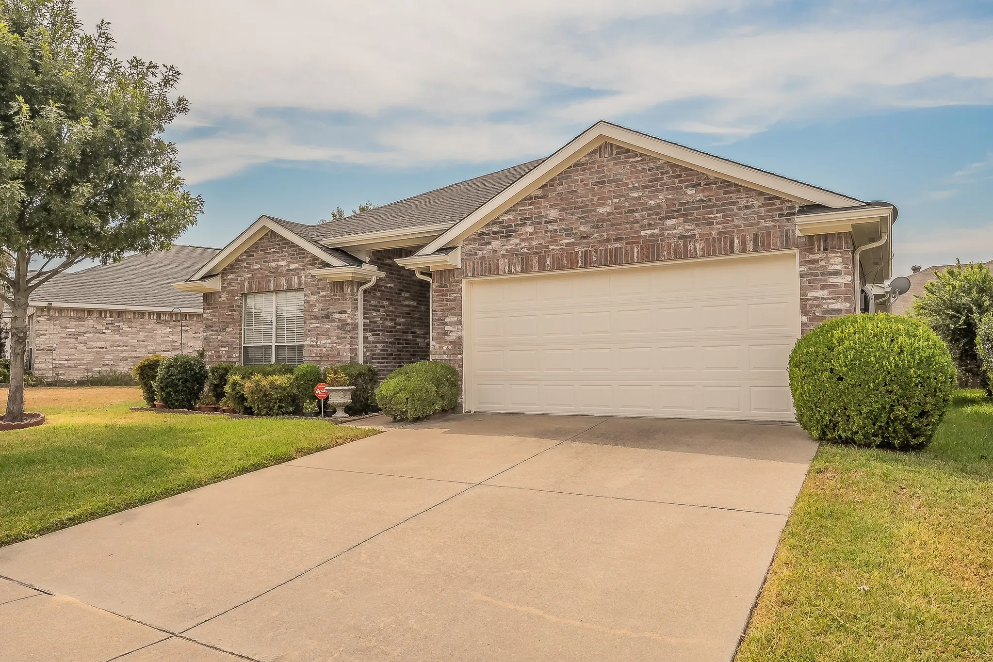Single Family Residence For Sale in Tarrant County , 6833 Bluff View Drive, Watauga, Texas 76137, 4 Bedroom, 2 Bathroom, 2 Garage spaces, 1,957 Sqft, built in 2000, mls#21392972, Real Estate Agent in Watauga, Homes For Sale in Tarrant county, Homes For Sale in Watauga, Realtor in Watauga Texas, Real Estate Brokerage Independent Realty Texas, Luminita Cordes Realtor