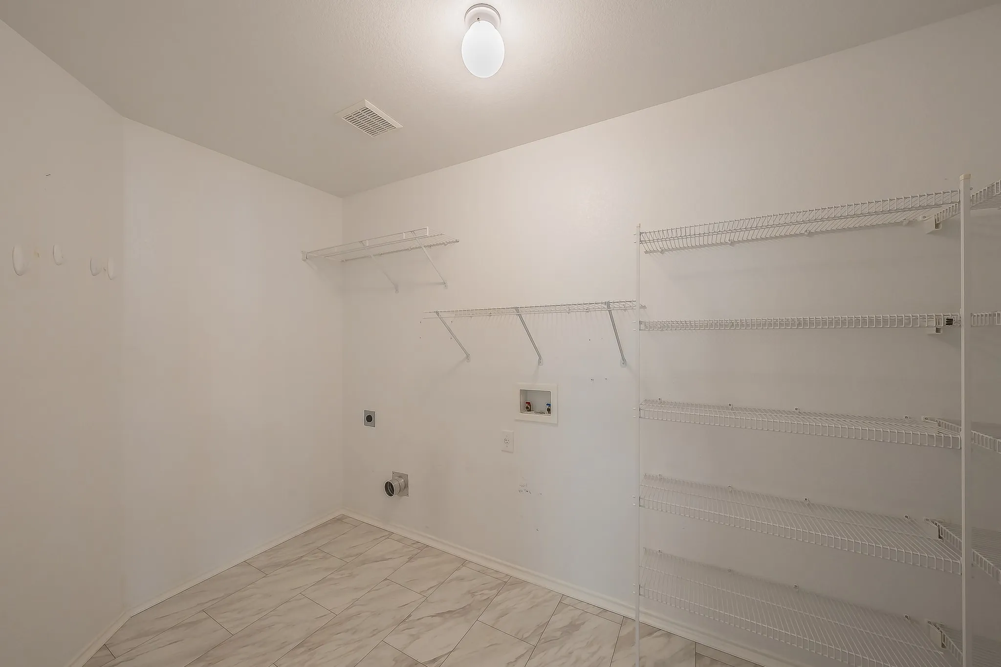 Single Family Residence For Sale in Tarrant County , 6833 Bluff View Drive, Watauga, Texas 76137, 4 Bedroom, 2 Bathroom, 2 Garage spaces, 1,957 Sqft, built in 2000, mls#21392972, Real Estate Agent in Watauga, Homes For Sale in Tarrant county, Homes For Sale in Watauga, Realtor in Watauga Texas, Real Estate Brokerage Independent Realty Texas, Luminita Cordes Realtor