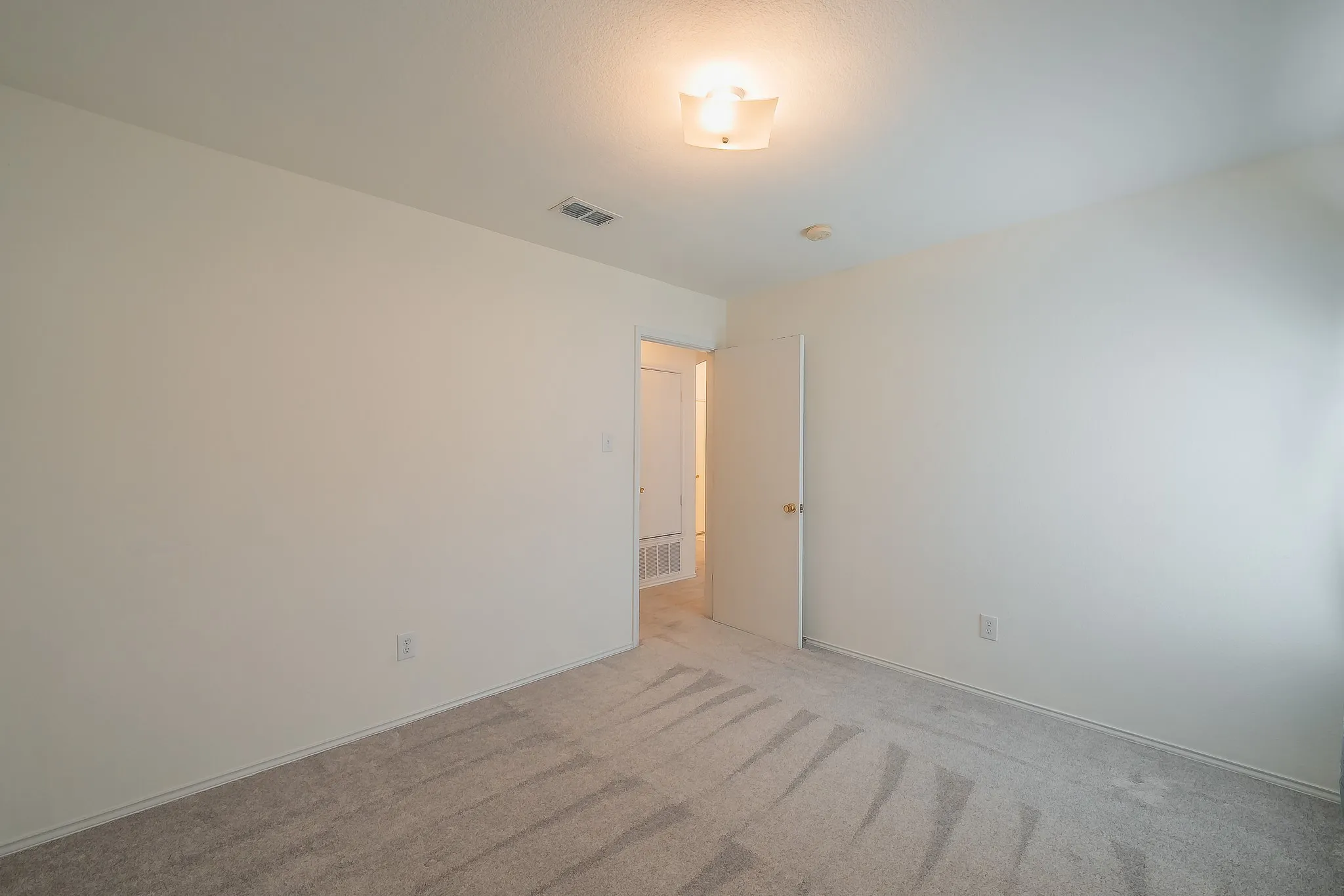 Single Family Residence For Sale in Tarrant County , 6833 Bluff View Drive, Watauga, Texas 76137, 4 Bedroom, 2 Bathroom, 2 Garage spaces, 1,957 Sqft, built in 2000, mls#21392972, Real Estate Agent in Watauga, Homes For Sale in Tarrant county, Homes For Sale in Watauga, Realtor in Watauga Texas, Real Estate Brokerage Independent Realty Texas, Luminita Cordes Realtor